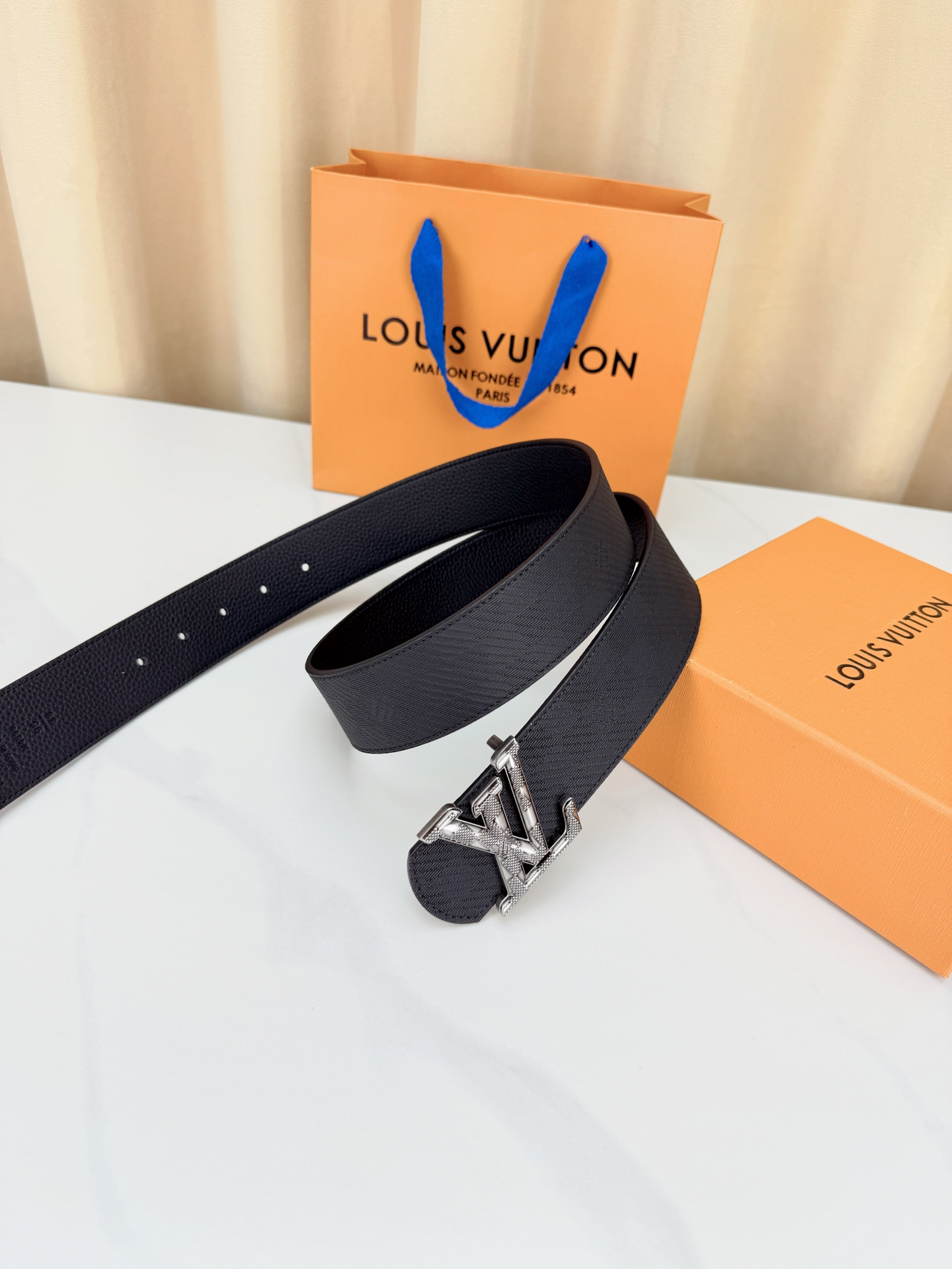 LV 高仿男款 Taiga 壓紋銀扣皮帶 商務百搭款
