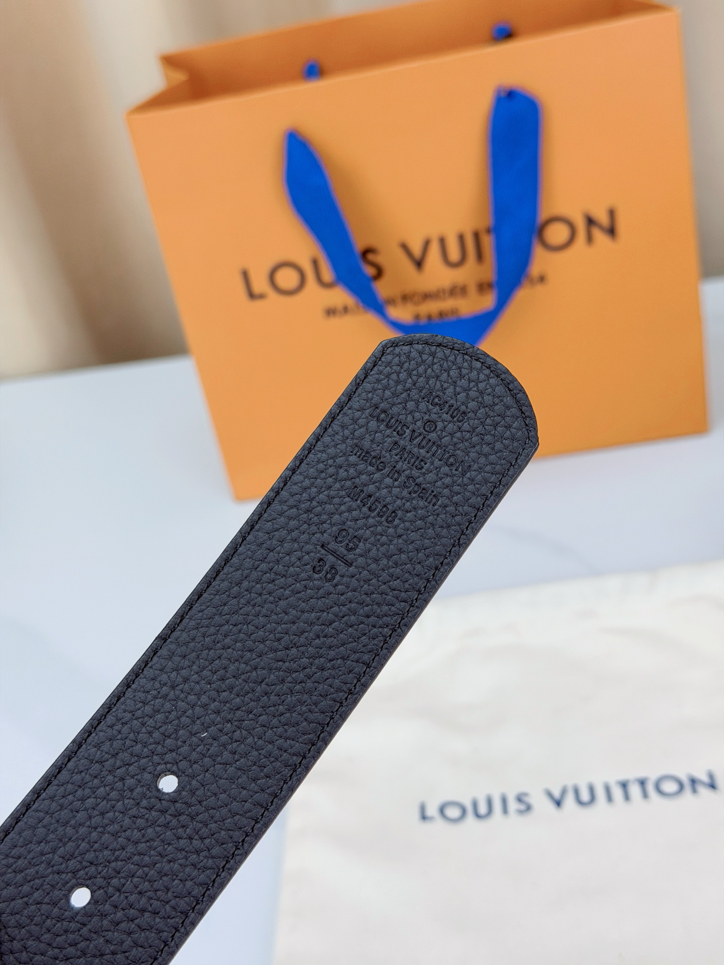LV 高仿男款 Taiga 壓紋銀扣皮帶 商務百搭款