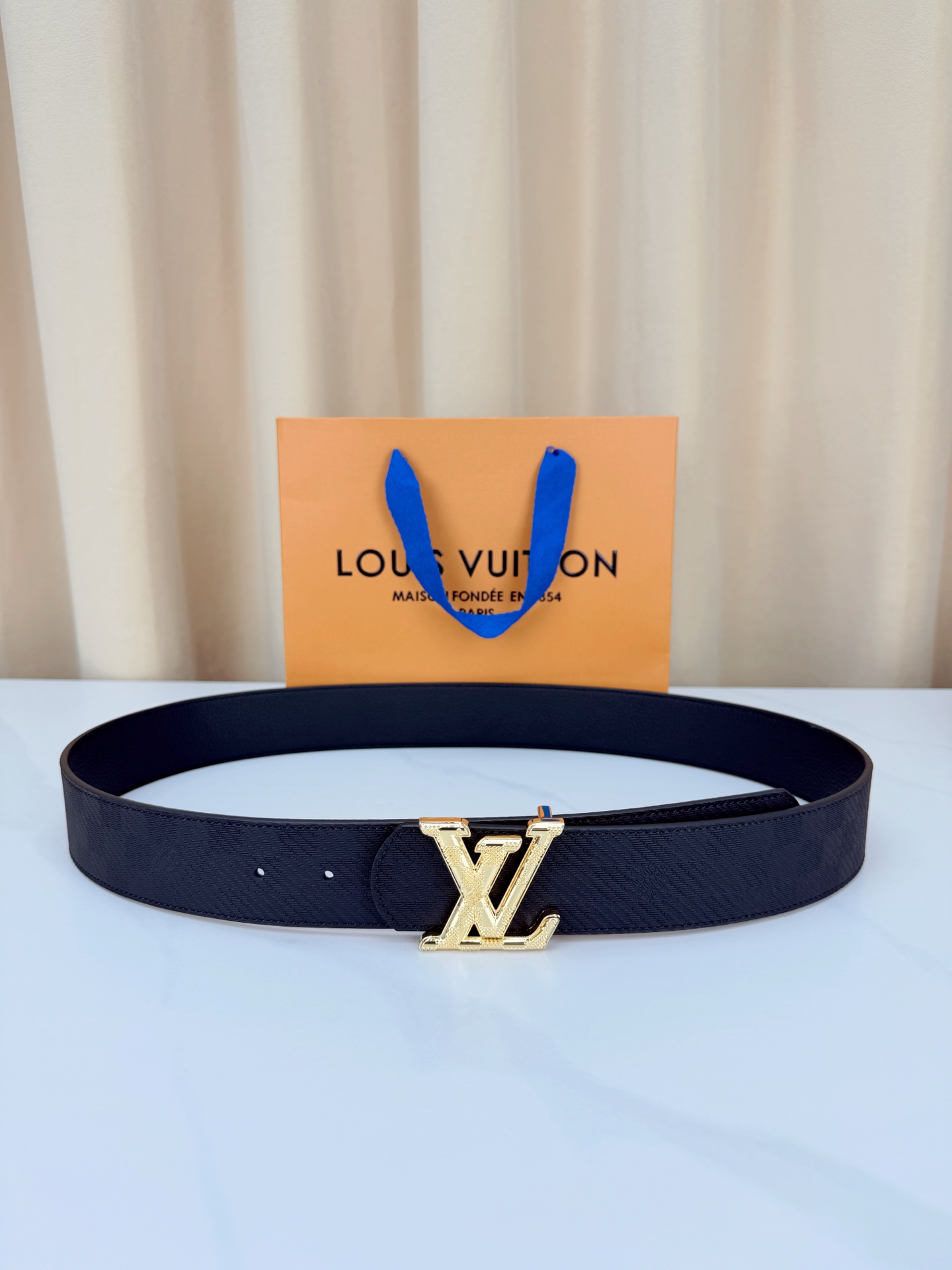 LV A貨男款 Taiga 壓紋金色LV扣頭皮帶 經典紳士款