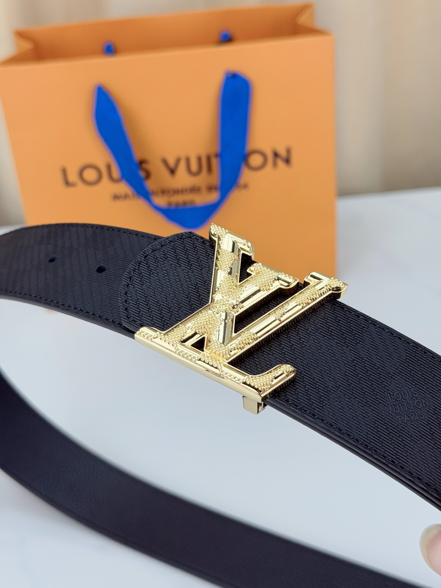 LV A貨男款 Taiga 壓紋金色LV扣頭皮帶 經典紳士款