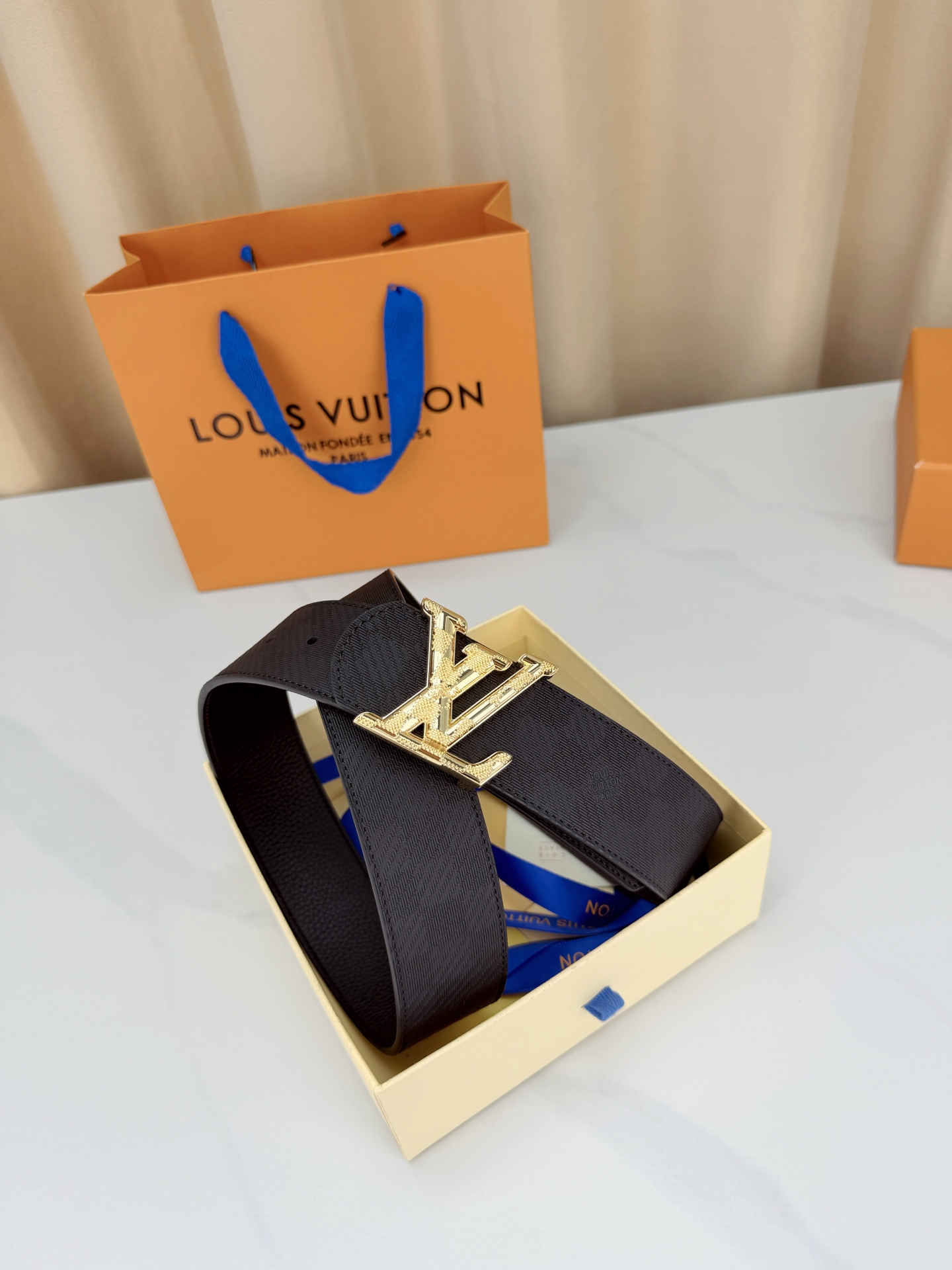 LV A貨男款 Taiga 壓紋金色LV扣頭皮帶 經典紳士款