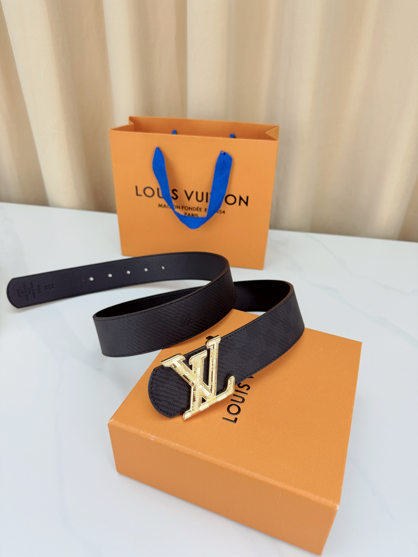 LV A貨男款 Taiga 壓紋金色LV扣頭皮帶 經典紳士款