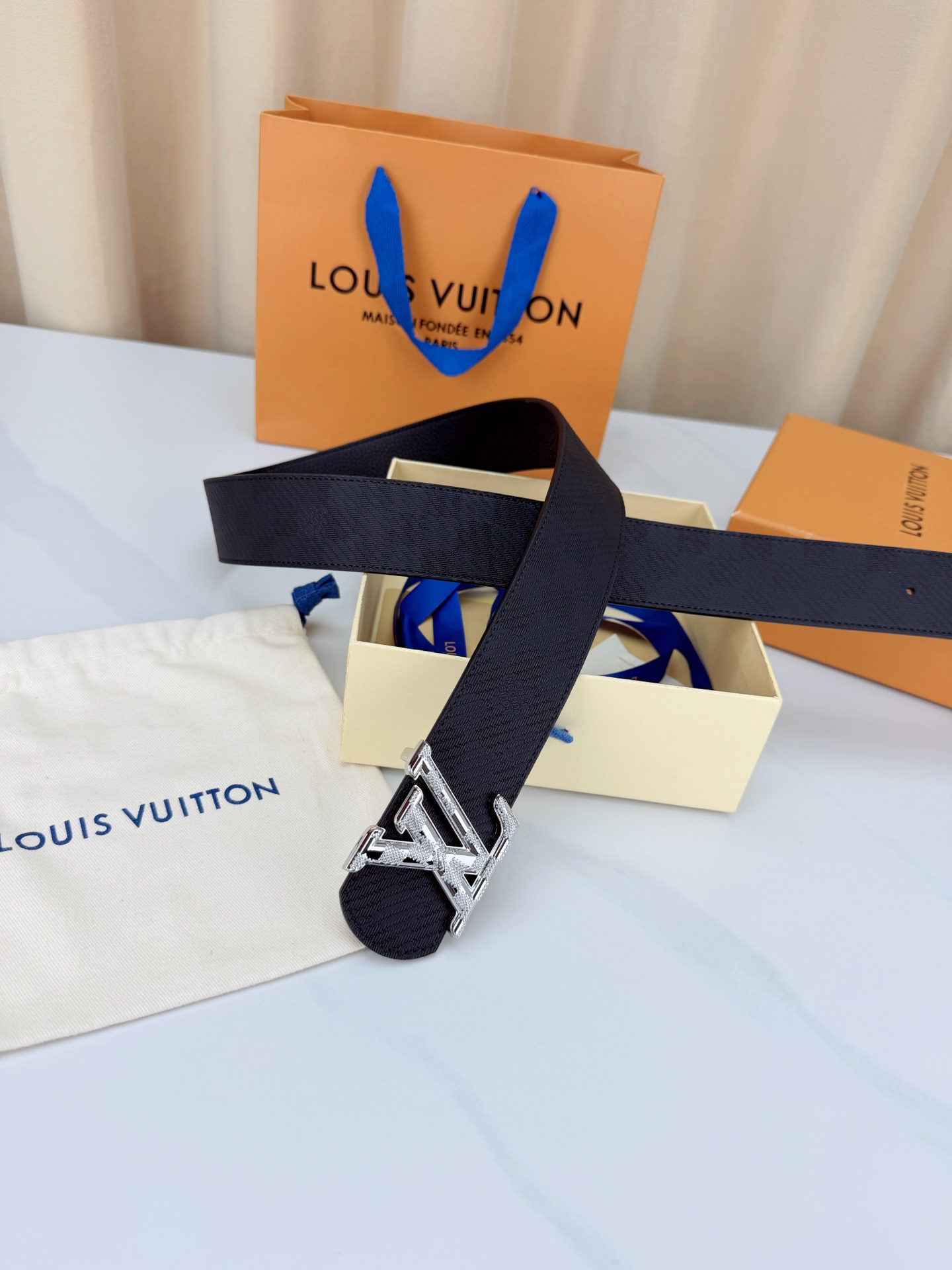LV A貨男款 Taiga 壓紋金色LV扣頭皮帶 經典紳士款