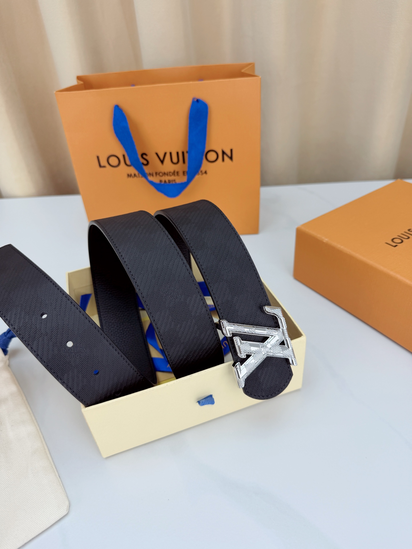 LV A貨男款 Taiga 壓紋金色LV扣頭皮帶 經典紳士款