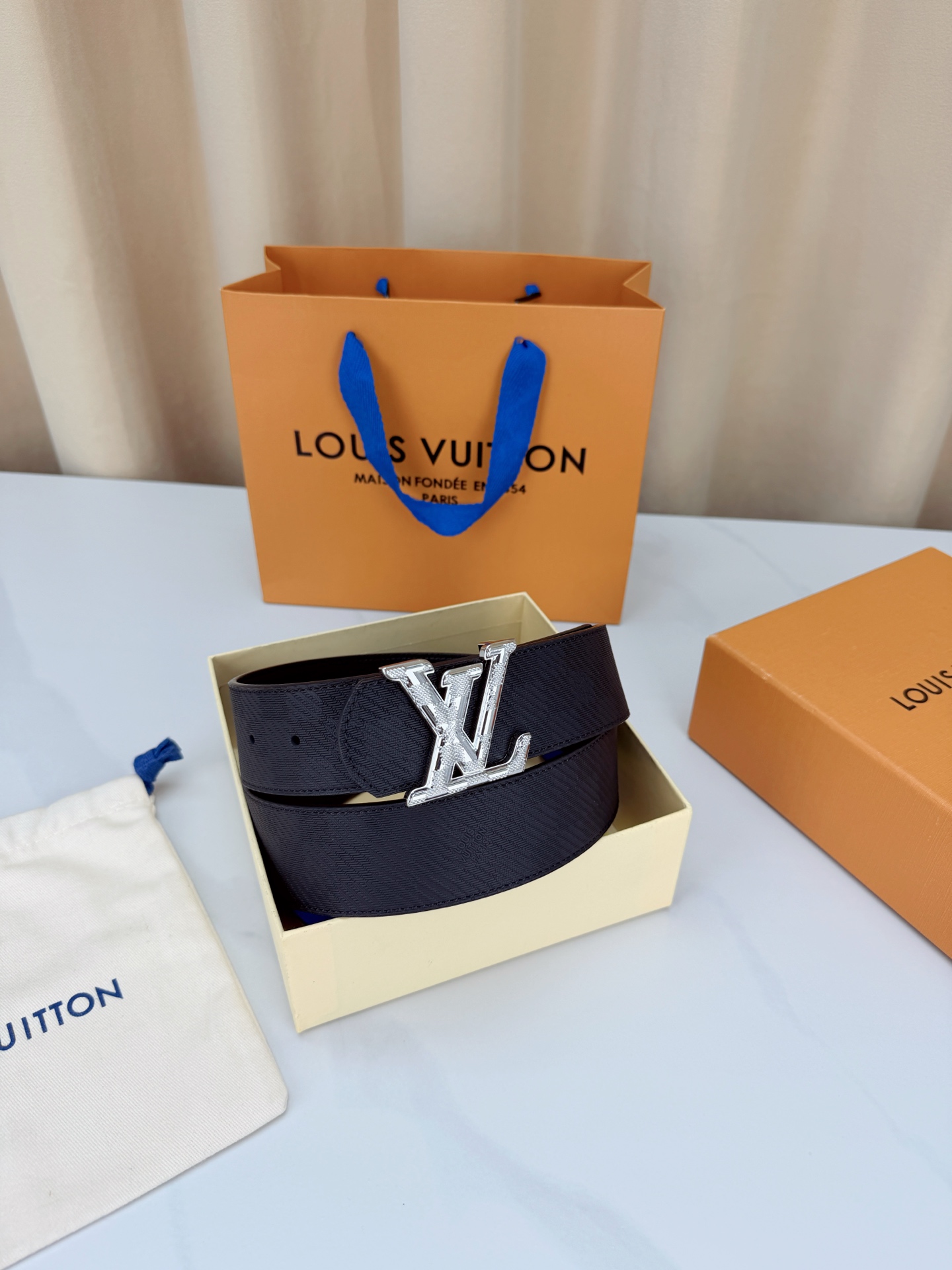 LV A貨男款 Taiga 壓紋金色LV扣頭皮帶 經典紳士款