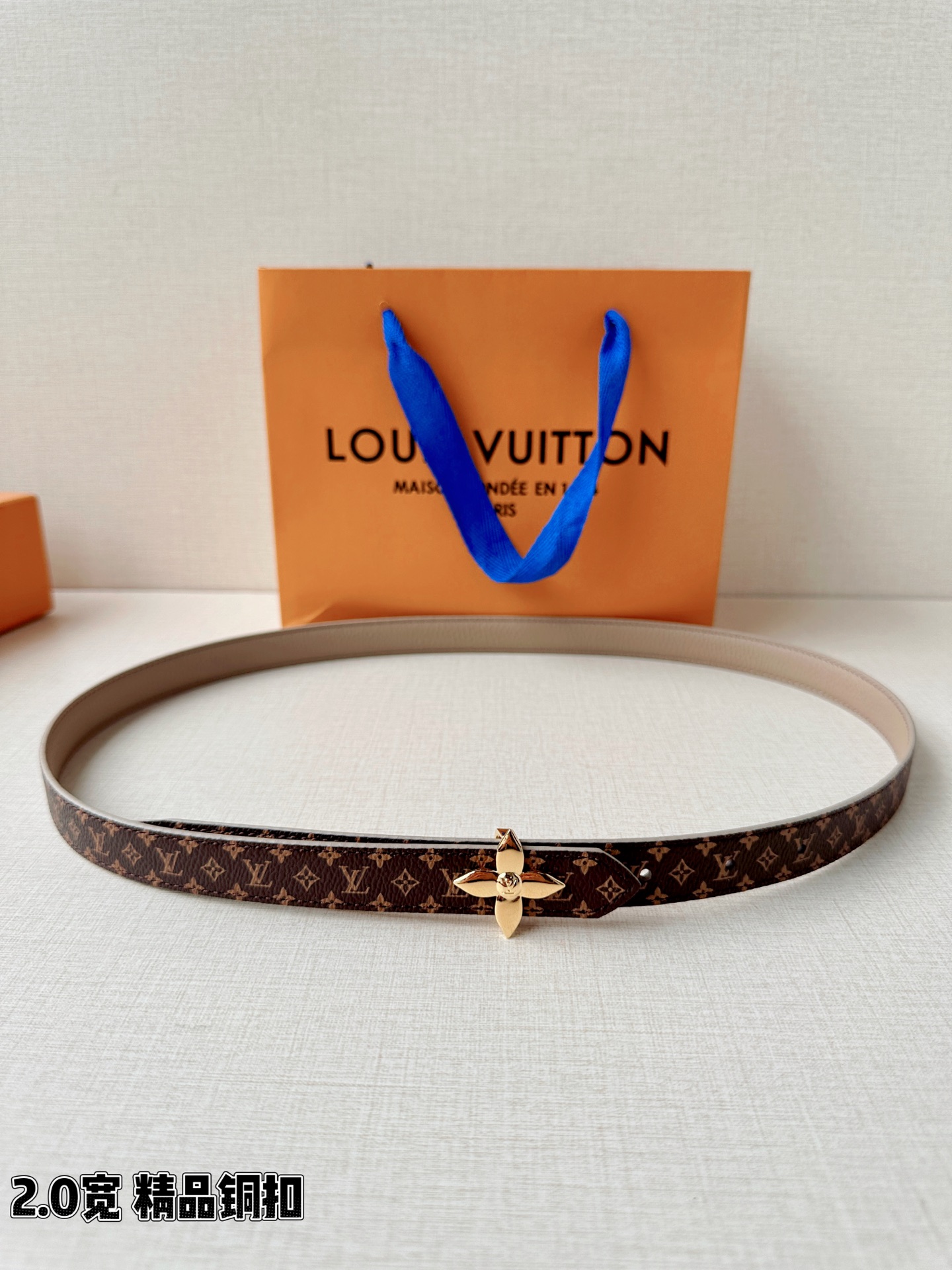 LV 高仿女款 Monogram 圓形LV扣細版腰帶 時尚氣質款