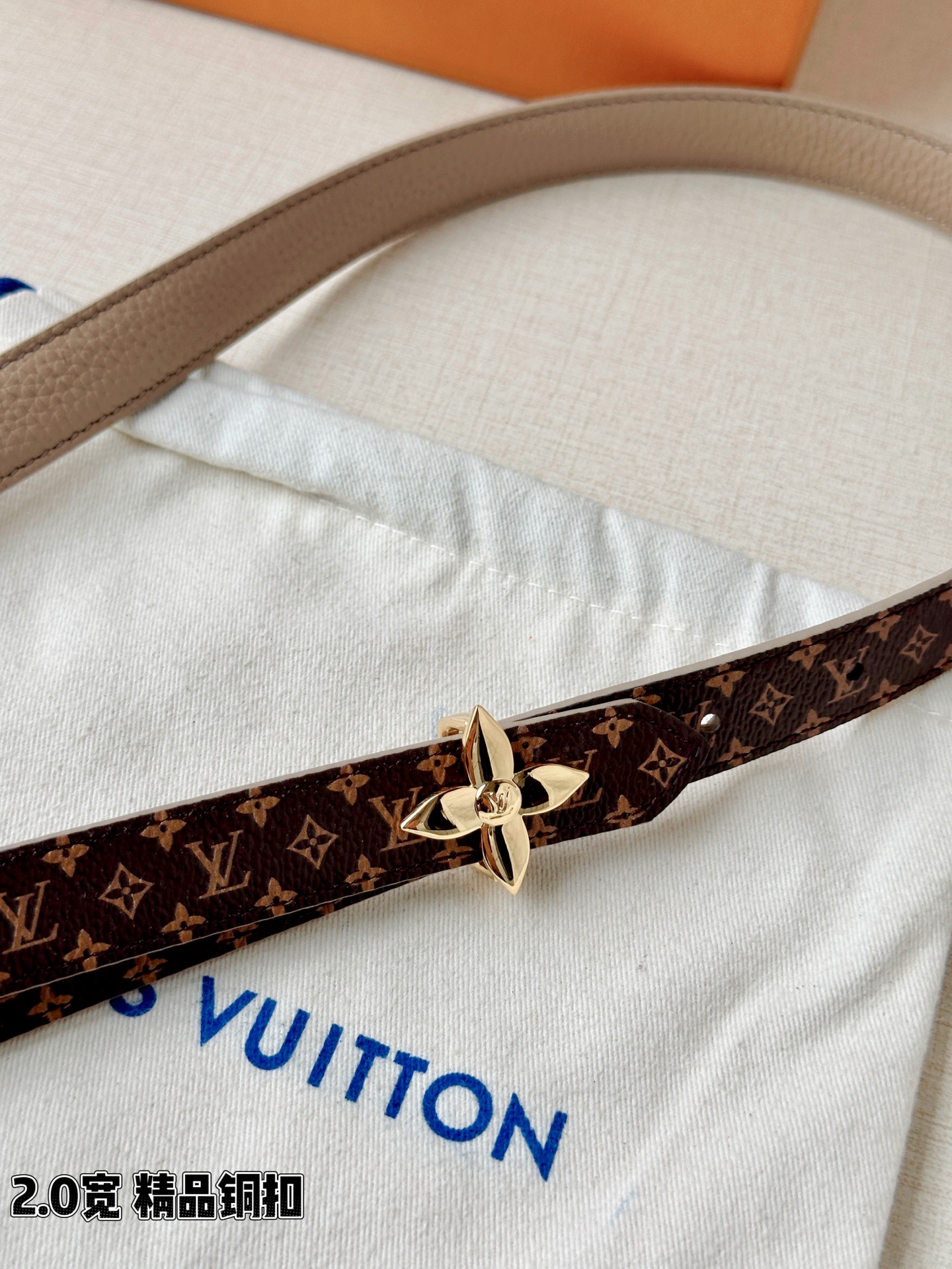 LV 高仿女款 Monogram 圓形LV扣細版腰帶 時尚氣質款