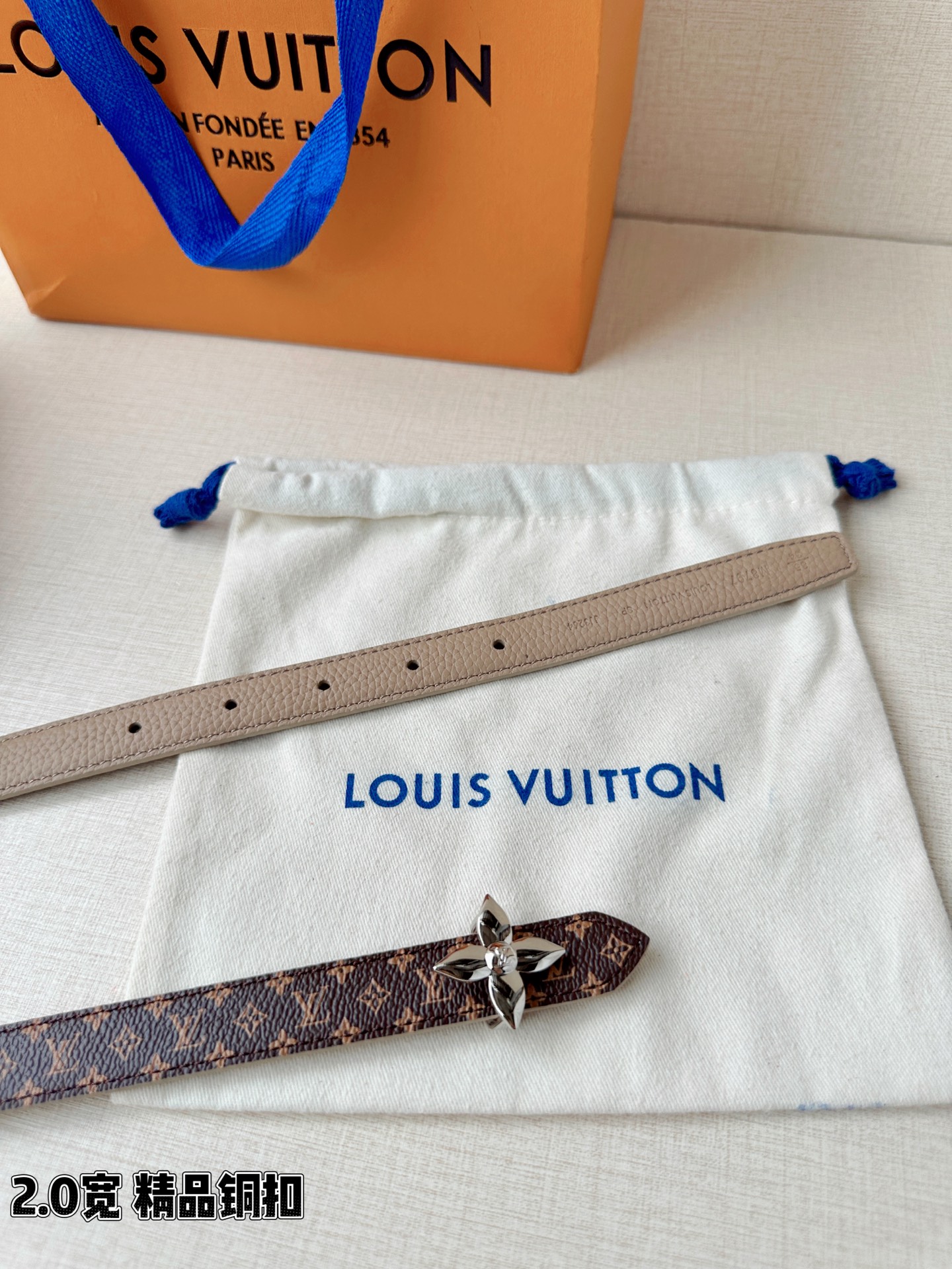 LV 高仿女款 Monogram 圓形LV扣細版腰帶 時尚氣質款
