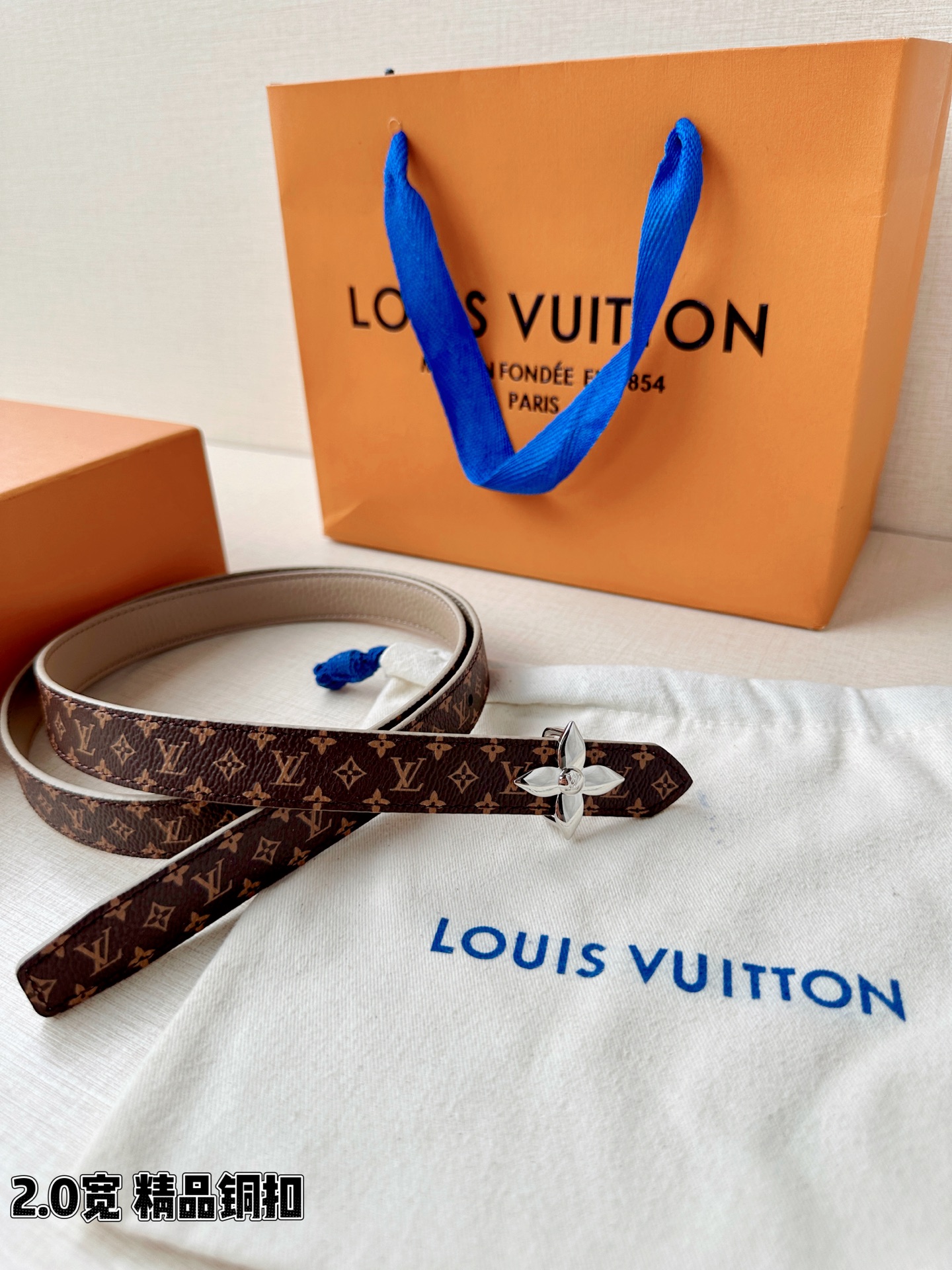 LV 高仿女款 Monogram 圓形LV扣細版腰帶 時尚氣質款