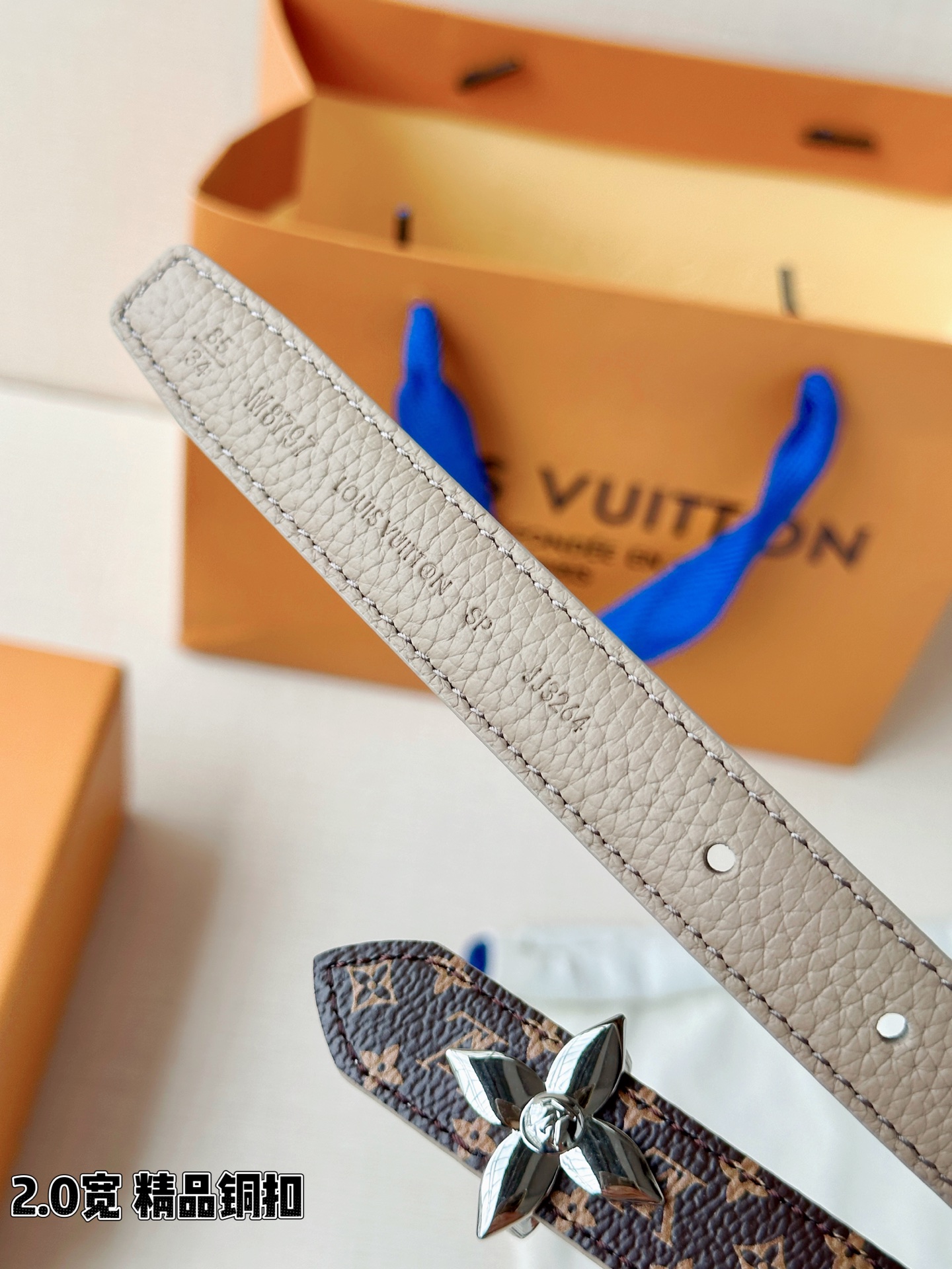 LV 高仿女款 Monogram 圓形LV扣細版腰帶 時尚氣質款