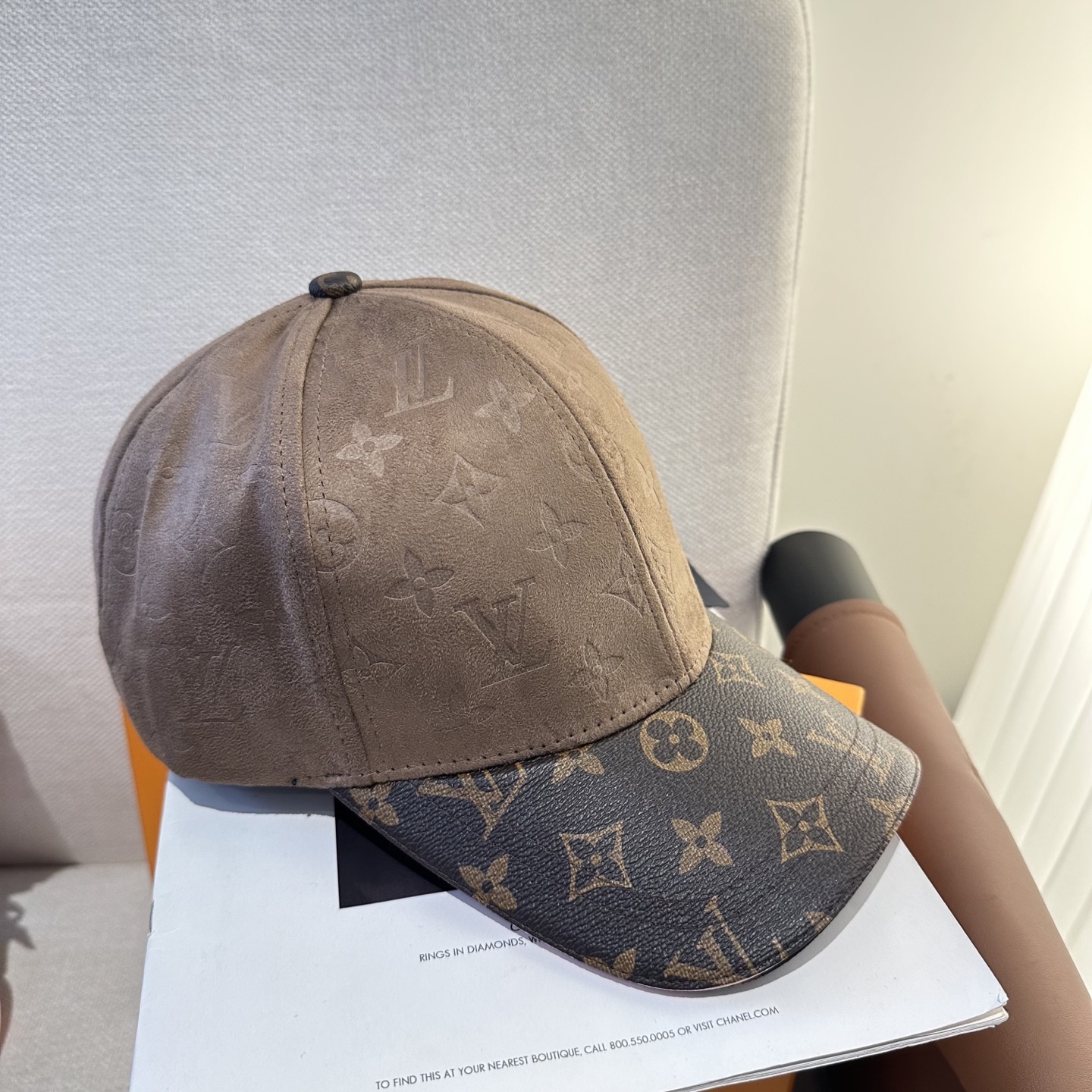 LV 高仿 男/女款 麂皮拼接老花棒球帽 復古質感款| 13 LV 高仿 男/女款 麂皮拼接老花棒球帽 復古質感款