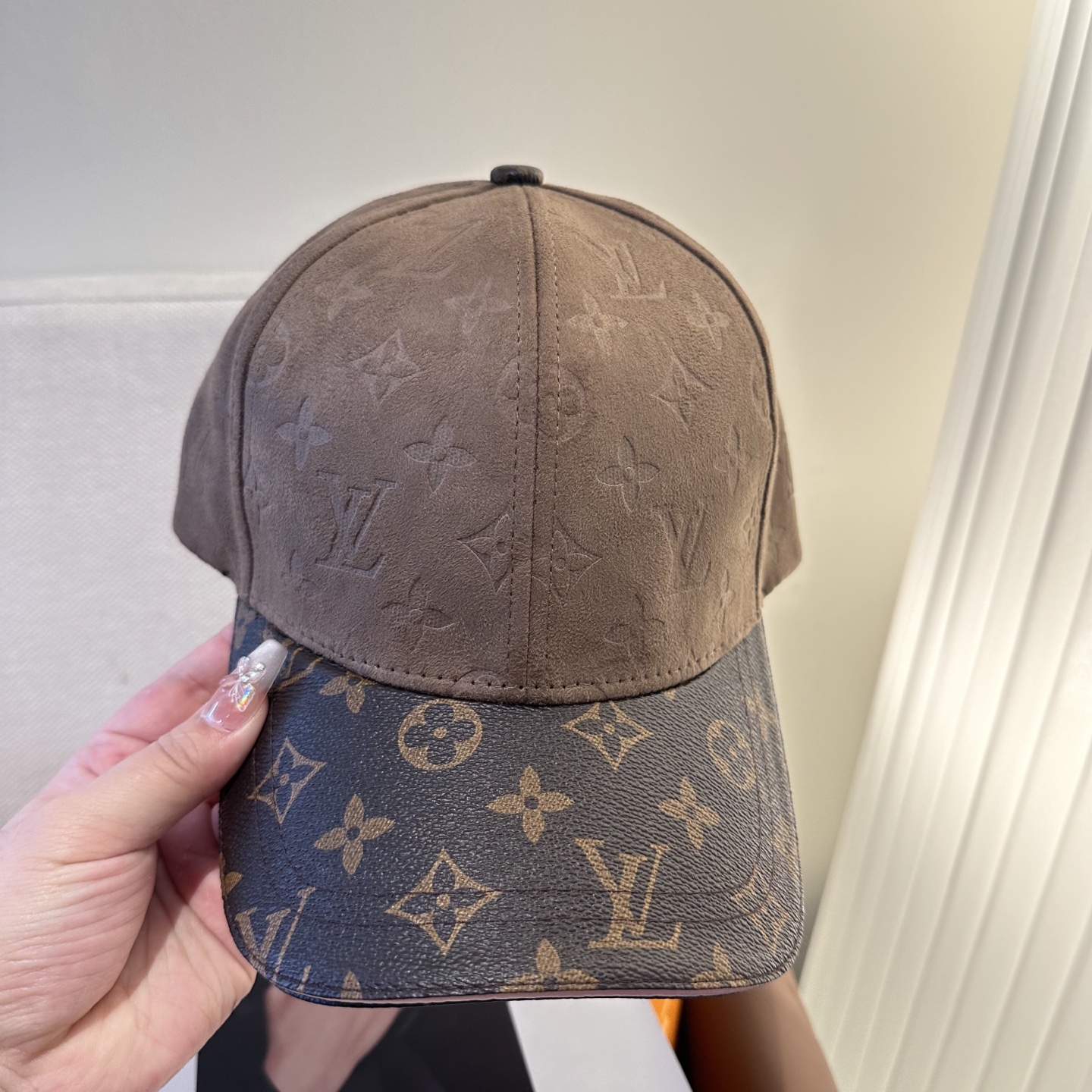 LV 高仿 男/女款 麂皮拼接老花棒球帽 復古質感款| 12 LV 高仿 男/女款 麂皮拼接老花棒球帽 復古質感款