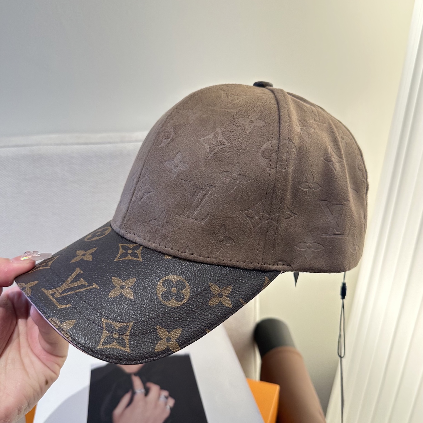 LV 高仿 男/女款 麂皮拼接老花棒球帽 復古質感款| 10 LV 高仿 男/女款 麂皮拼接老花棒球帽 復古質感款