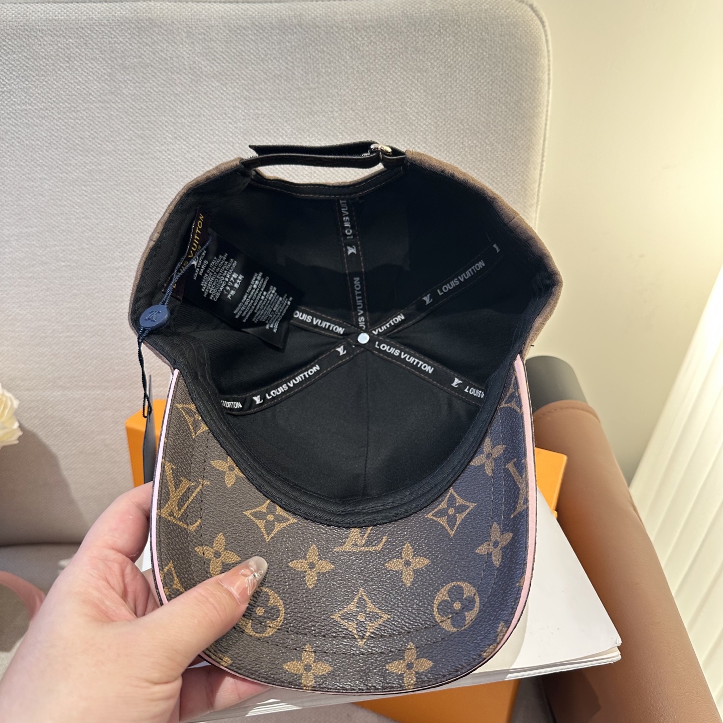 LV 高仿 男/女款 麂皮拼接老花棒球帽 復古質感款| 8 LV 高仿 男/女款 麂皮拼接老花棒球帽 復古質感款