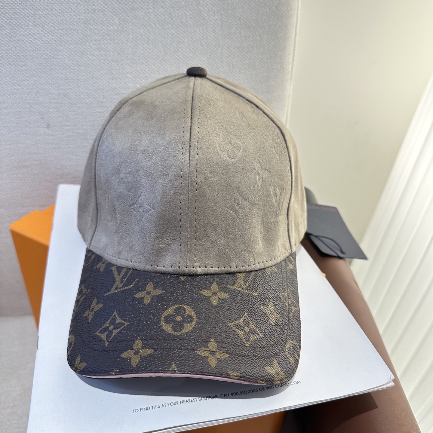 LV 一比一 男/女款 灰色麂皮老花棒球帽 簡約高級款| 3 LV 一比一 男/女款 灰色麂皮老花棒球帽 簡約高級款