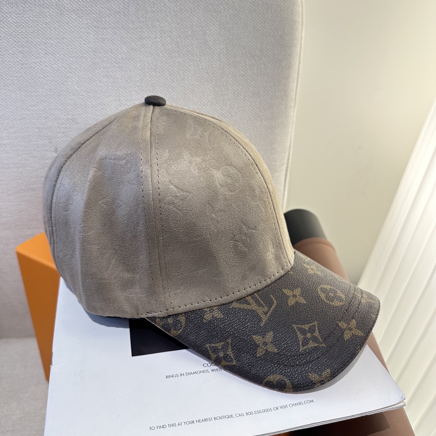 LV 一比一 男/女款 灰色麂皮老花棒球帽 簡約高級款| 12 LV 一比一 男/女款 灰色麂皮老花棒球帽 簡約高級款