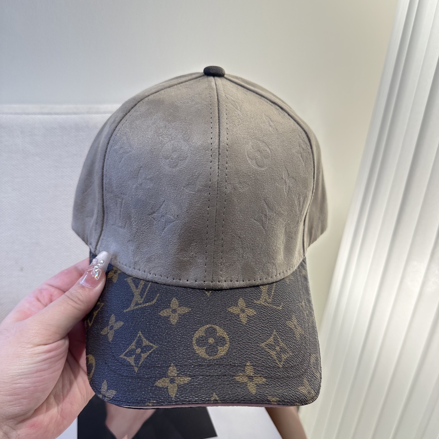 LV 一比一 男/女款 灰色麂皮老花棒球帽 簡約高級款| 11 LV 一比一 男/女款 灰色麂皮老花棒球帽 簡約高級款