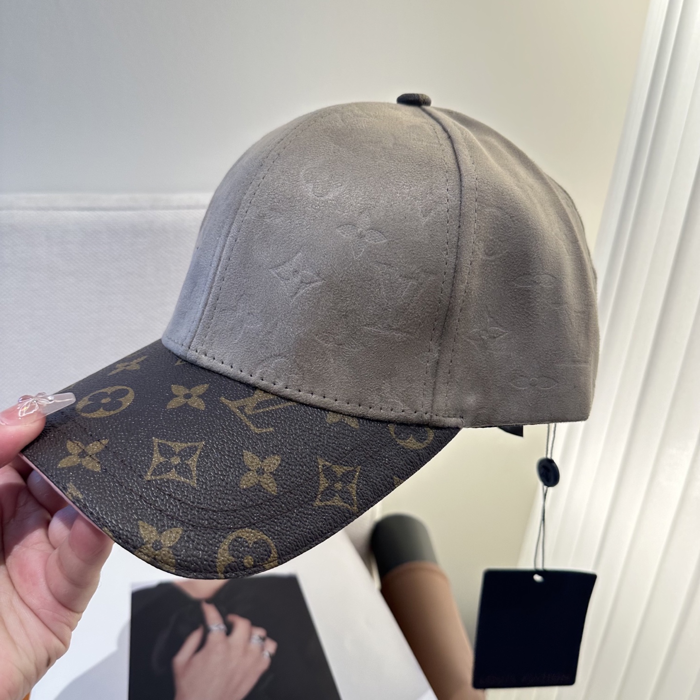 LV 一比一 男/女款 灰色麂皮老花棒球帽 簡約高級款| 9 LV 一比一 男/女款 灰色麂皮老花棒球帽 簡約高級款