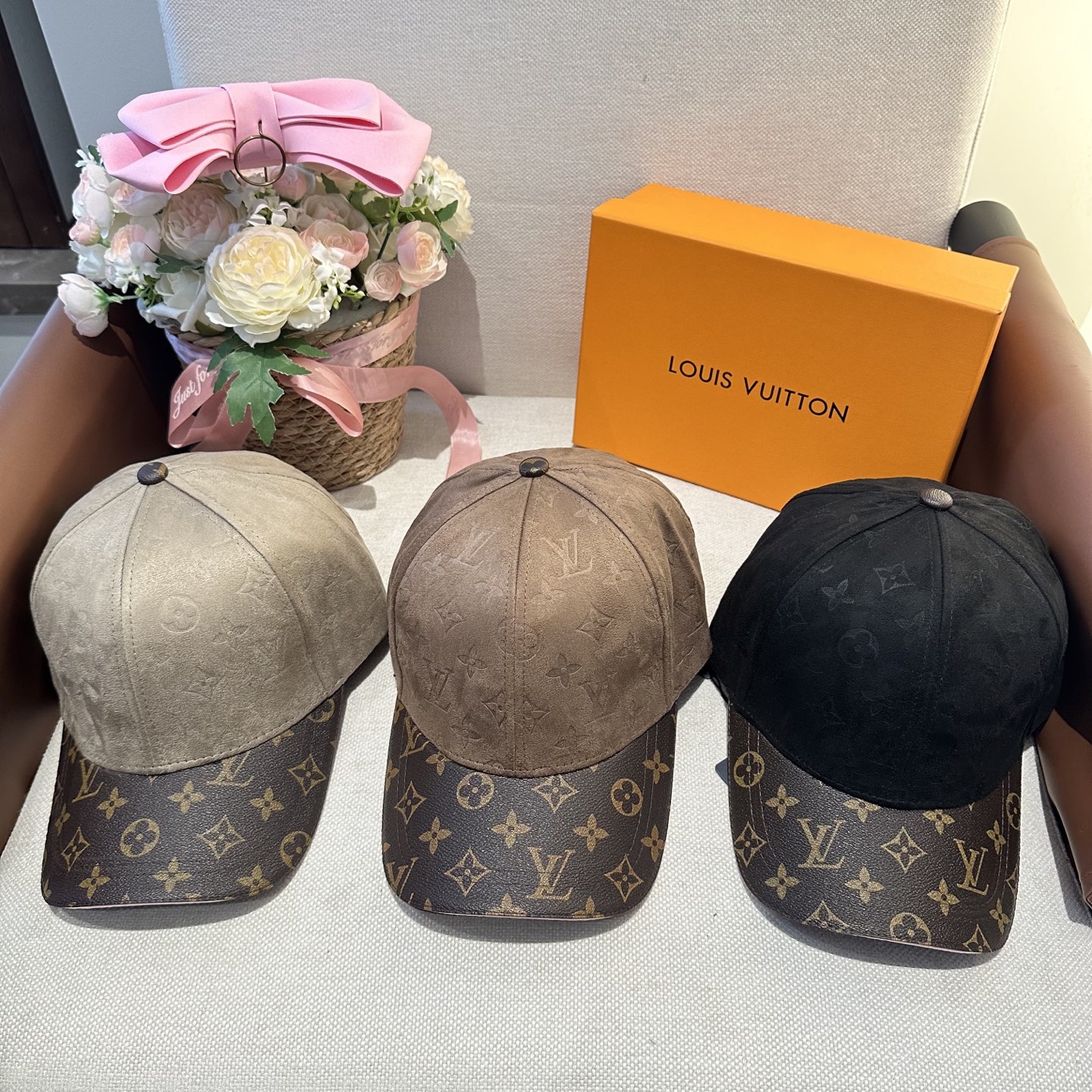 LV 高仿 男/女款 黑色麂皮拼接老花棒球帽 高級質感款| 6 LV 高仿 男/女款 黑色麂皮拼接老花棒球帽 高級質感款