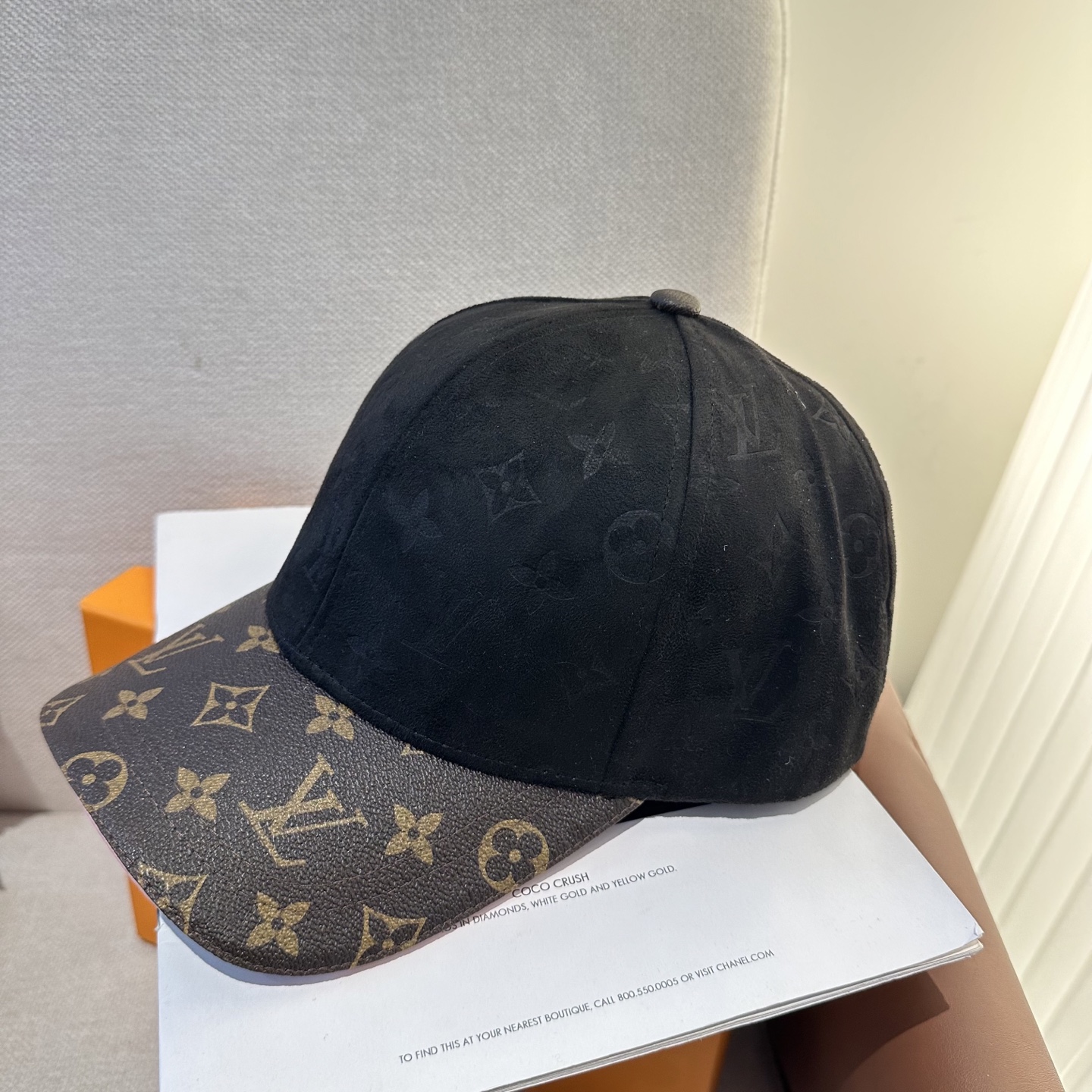 LV 高仿 男/女款 黑色麂皮拼接老花棒球帽 高級質感款| 13 LV 高仿 男/女款 黑色麂皮拼接老花棒球帽 高級質感款