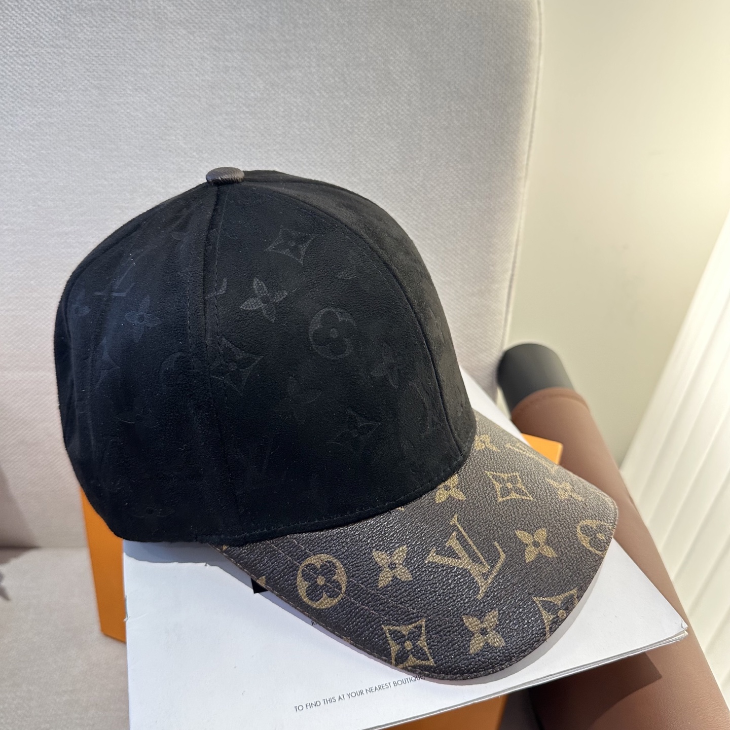 LV 高仿 男/女款 黑色麂皮拼接老花棒球帽 高級質感款| 12 LV 高仿 男/女款 黑色麂皮拼接老花棒球帽 高級質感款