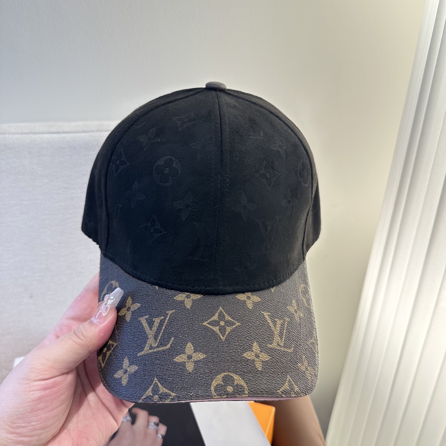 LV 高仿 男/女款 黑色麂皮拼接老花棒球帽 高級質感款| 11 LV 高仿 男/女款 黑色麂皮拼接老花棒球帽 高級質感款