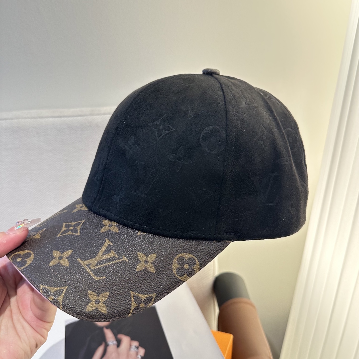 LV 高仿 男/女款 黑色麂皮拼接老花棒球帽 高級質感款| 10 LV 高仿 男/女款 黑色麂皮拼接老花棒球帽 高級質感款