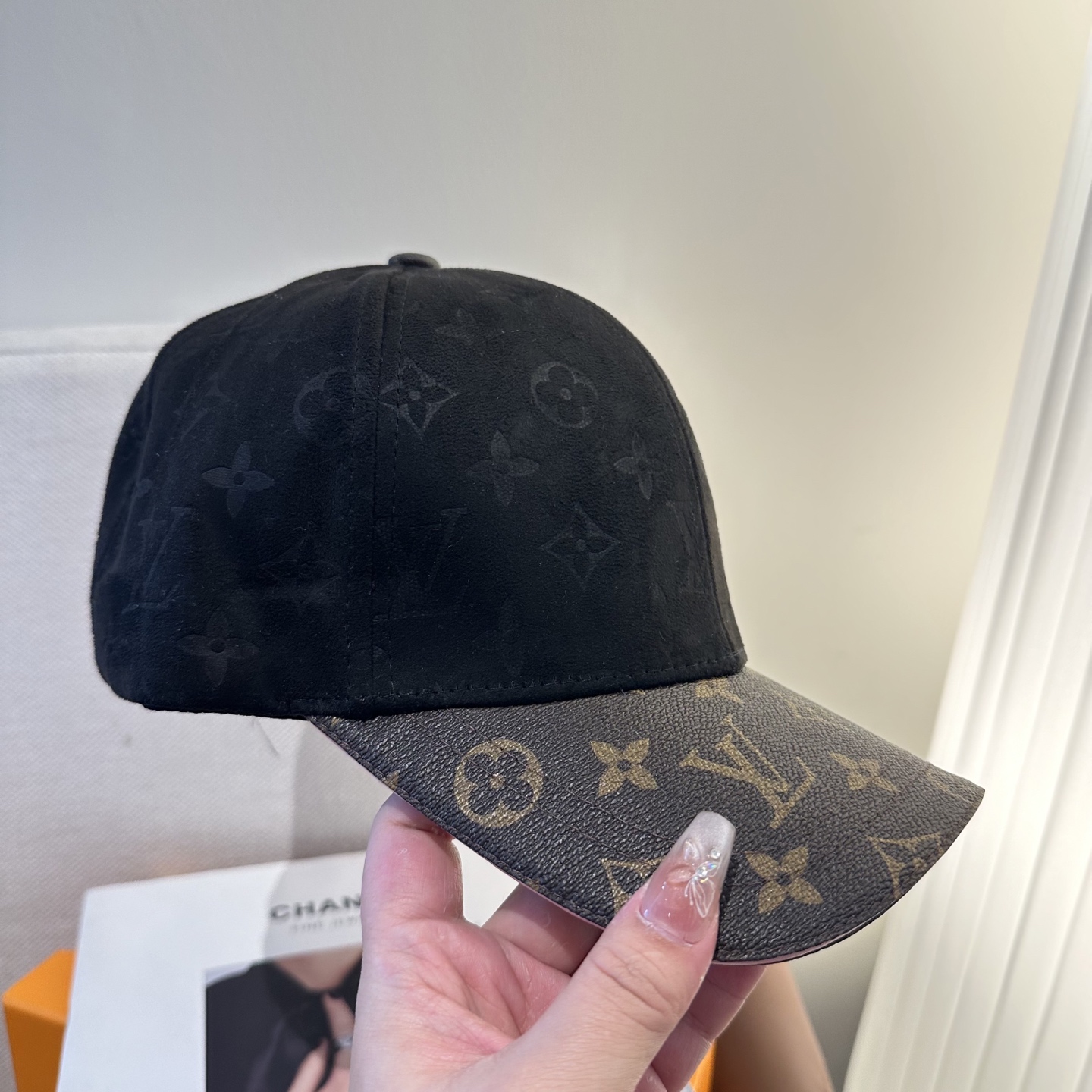LV 高仿 男/女款 黑色麂皮拼接老花棒球帽 高級質感款| 9 LV 高仿 男/女款 黑色麂皮拼接老花棒球帽 高級質感款