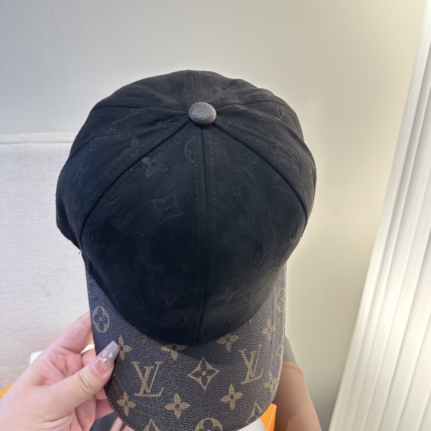 LV 高仿 男/女款 黑色麂皮拼接老花棒球帽 高級質感款| 8 LV 高仿 男/女款 黑色麂皮拼接老花棒球帽 高級質感款