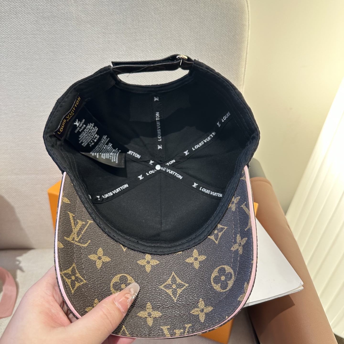LV 高仿 男/女款 黑色麂皮拼接老花棒球帽 高級質感款| 7 LV 高仿 男/女款 黑色麂皮拼接老花棒球帽 高級質感款
