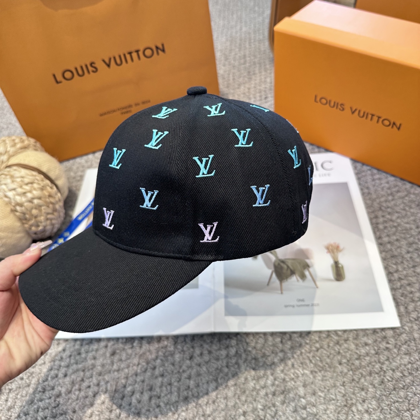 LV 高仿 男/女款 黑色滿版刺繡LOGO棒球帽 潮流百搭款| 9 LV 高仿 男/女款 黑色滿版刺繡LOGO棒球帽 潮流百搭款