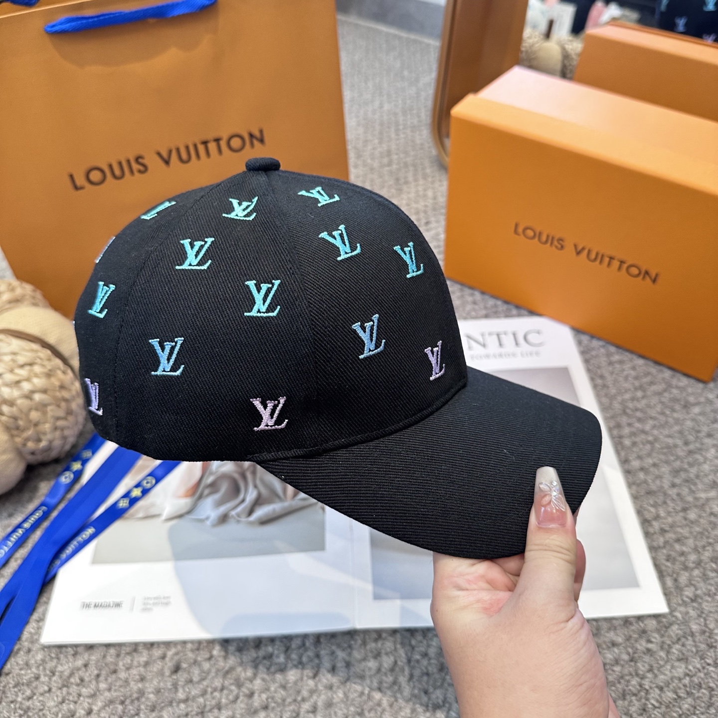 LV 高仿 男/女款 黑色滿版刺繡LOGO棒球帽 潮流百搭款| 8 LV 高仿 男/女款 黑色滿版刺繡LOGO棒球帽 潮流百搭款