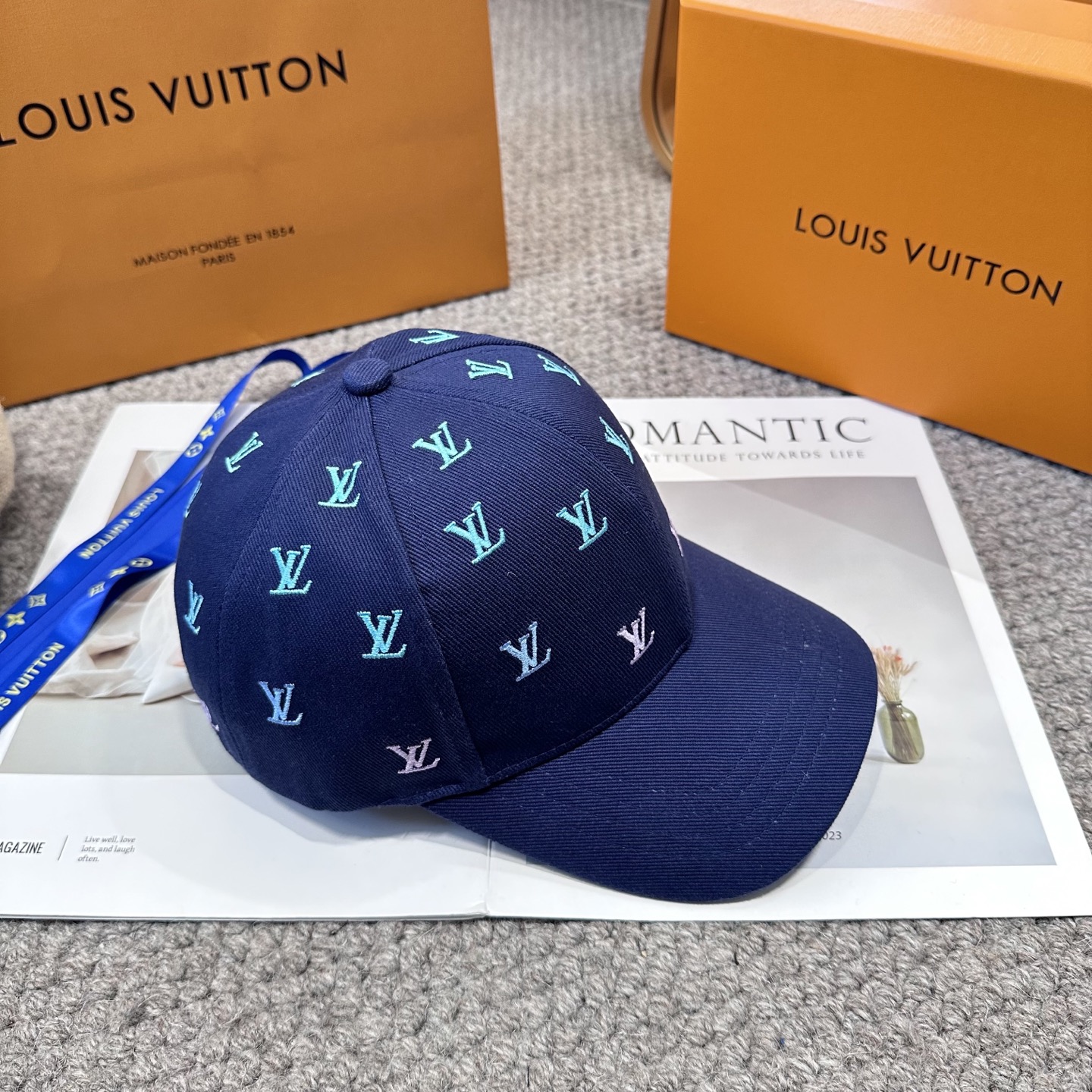 LV 一比一 男/女款 深藍刺繡LOGO棒球帽 簡約潮流款| 12 LV 一比一 男/女款 深藍刺繡LOGO棒球帽 簡約潮流款