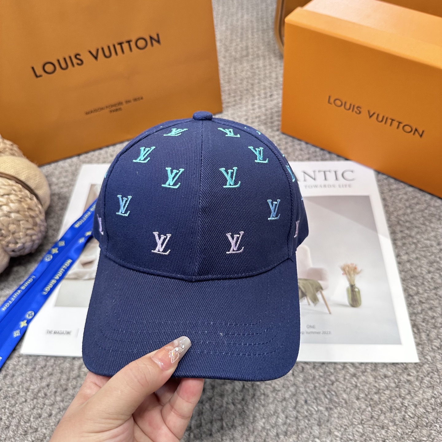 LV 一比一 男/女款 深藍刺繡LOGO棒球帽 簡約潮流款| 11 LV 一比一 男/女款 深藍刺繡LOGO棒球帽 簡約潮流款