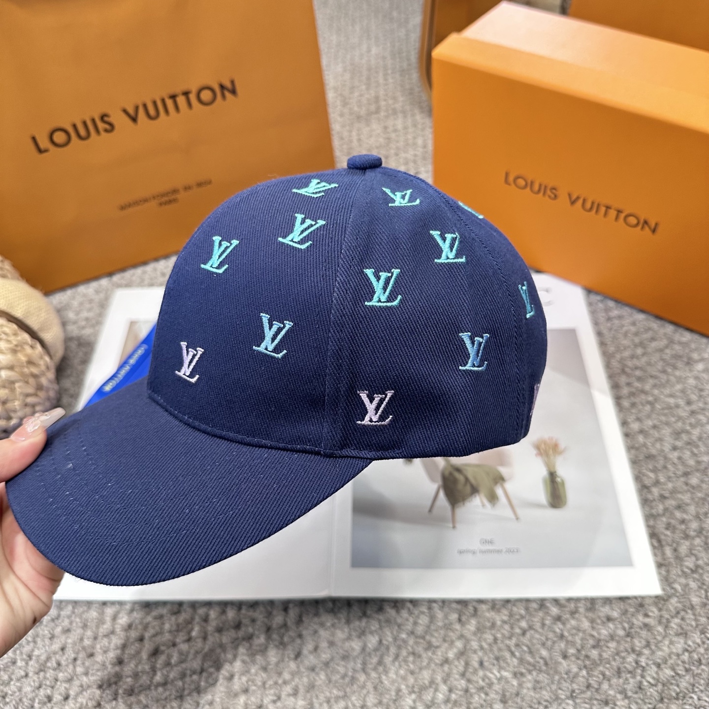 LV 一比一 男/女款 深藍刺繡LOGO棒球帽 簡約潮流款| 10 LV 一比一 男/女款 深藍刺繡LOGO棒球帽 簡約潮流款