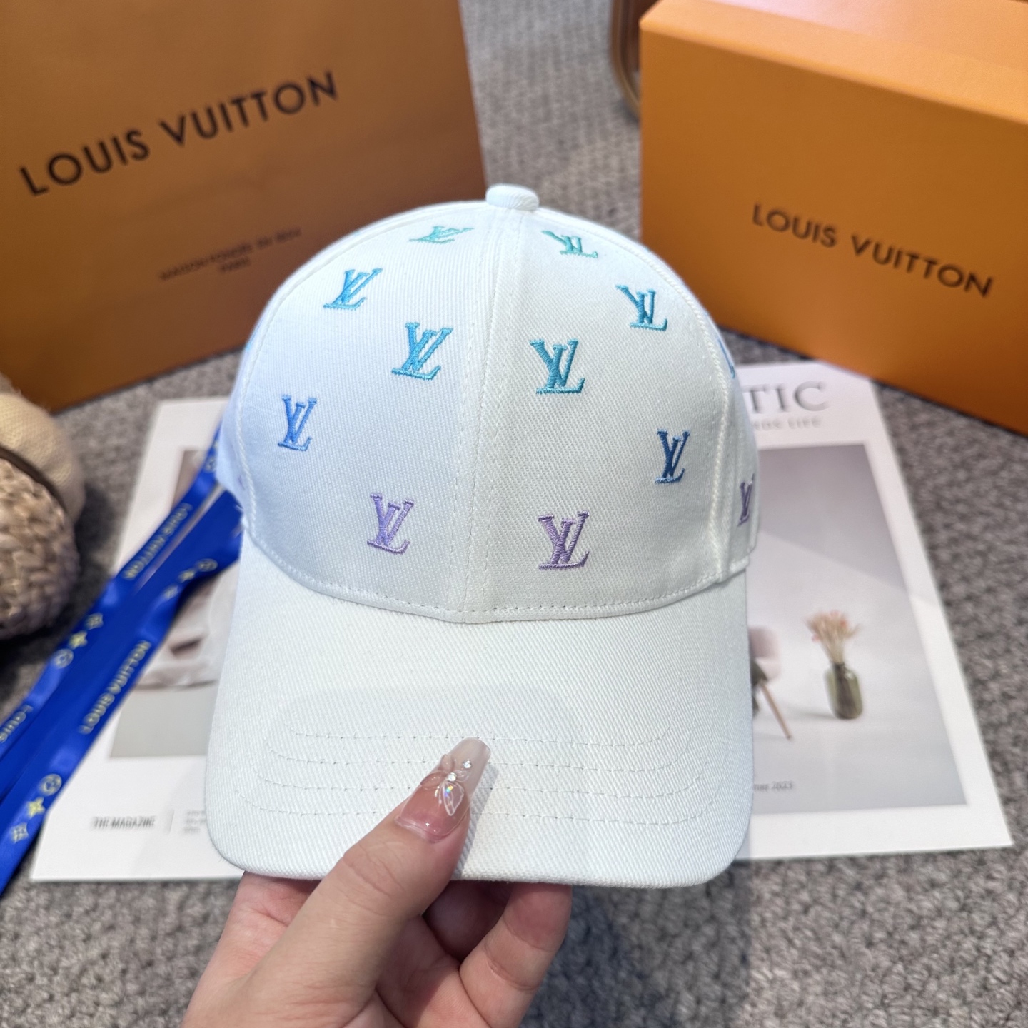 LV 復刻 男/女款 白色刺繡LOGO棒球帽 清新百搭款| 12 LV 復刻 男/女款 白色刺繡LOGO棒球帽 清新百搭款