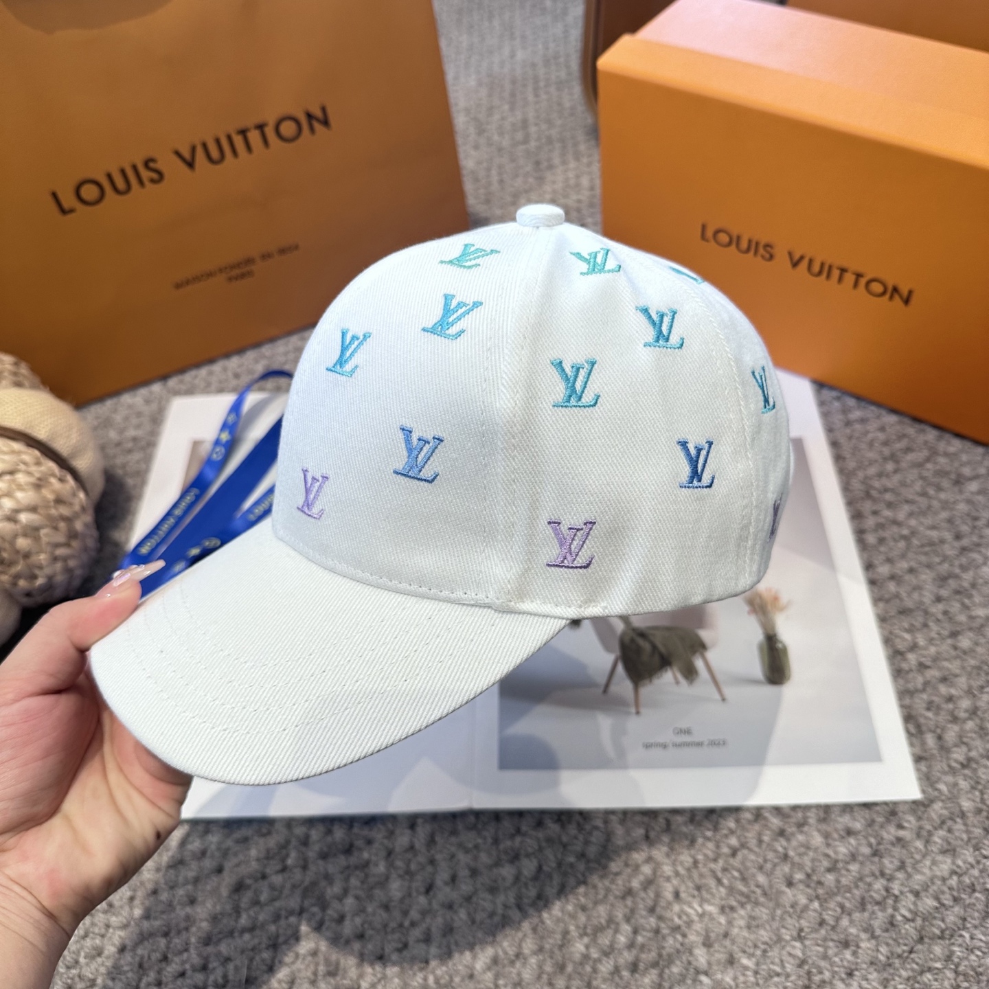 LV 復刻 男/女款 白色刺繡LOGO棒球帽 清新百搭款| 10 LV 復刻 男/女款 白色刺繡LOGO棒球帽 清新百搭款