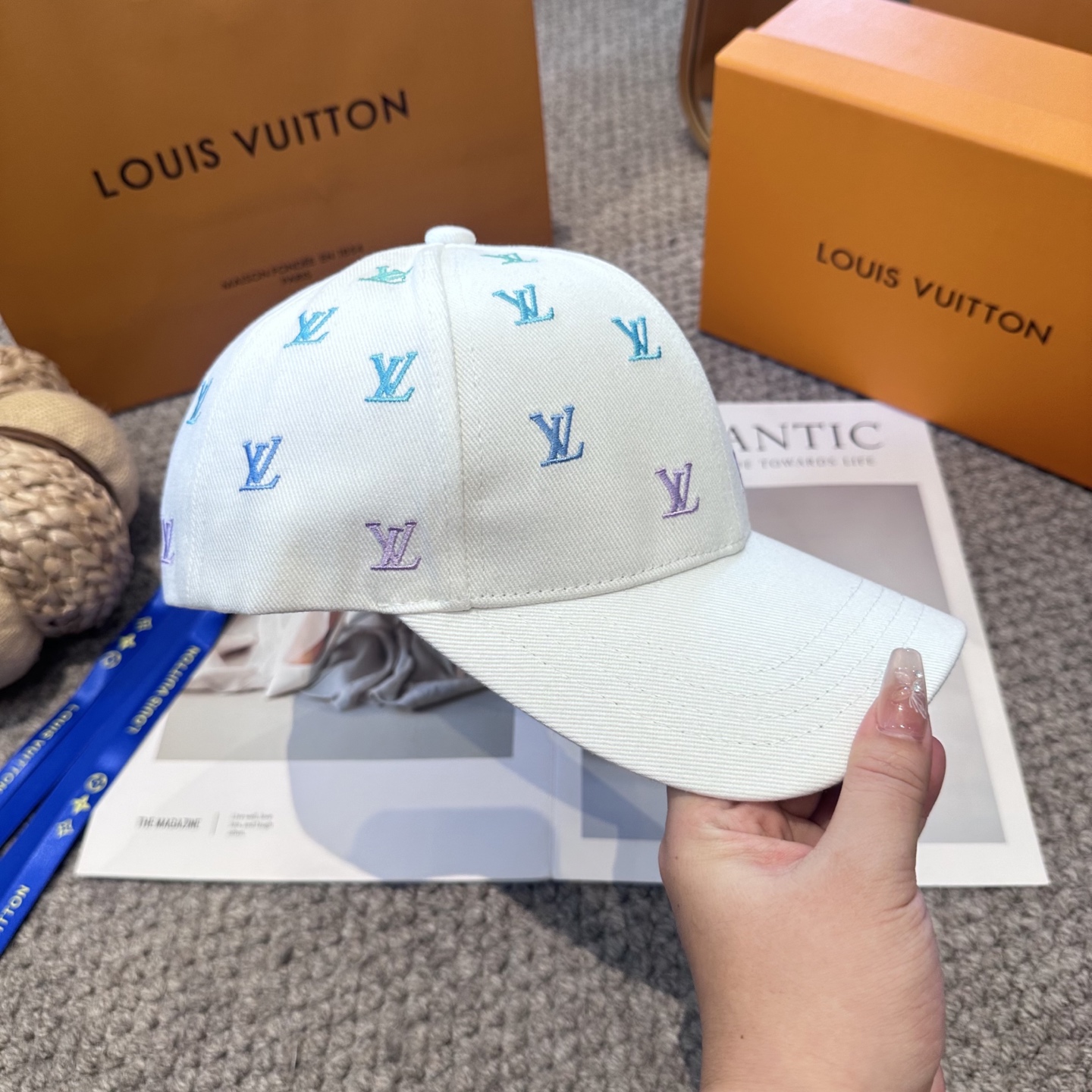 LV 復刻 男/女款 白色刺繡LOGO棒球帽 清新百搭款| 9 LV 復刻 男/女款 白色刺繡LOGO棒球帽 清新百搭款