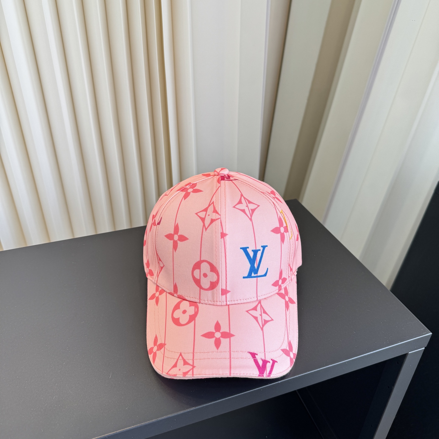 LV 高仿 女款 彩色字母印花棒球帽 粉色滿版時尚百搭款