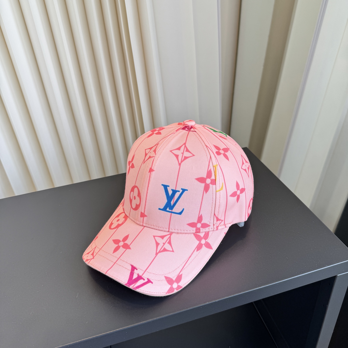 LV 高仿 女款 彩色字母印花棒球帽 粉色滿版時尚百搭款