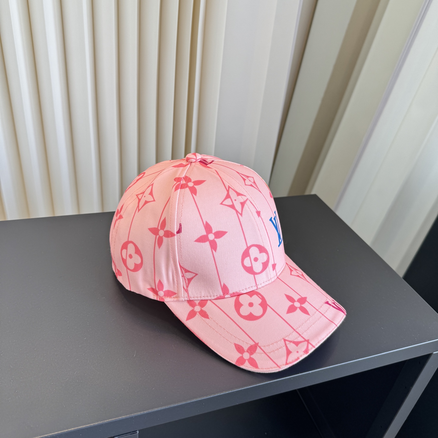 LV 高仿 女款 彩色字母印花棒球帽 粉色滿版時尚百搭款