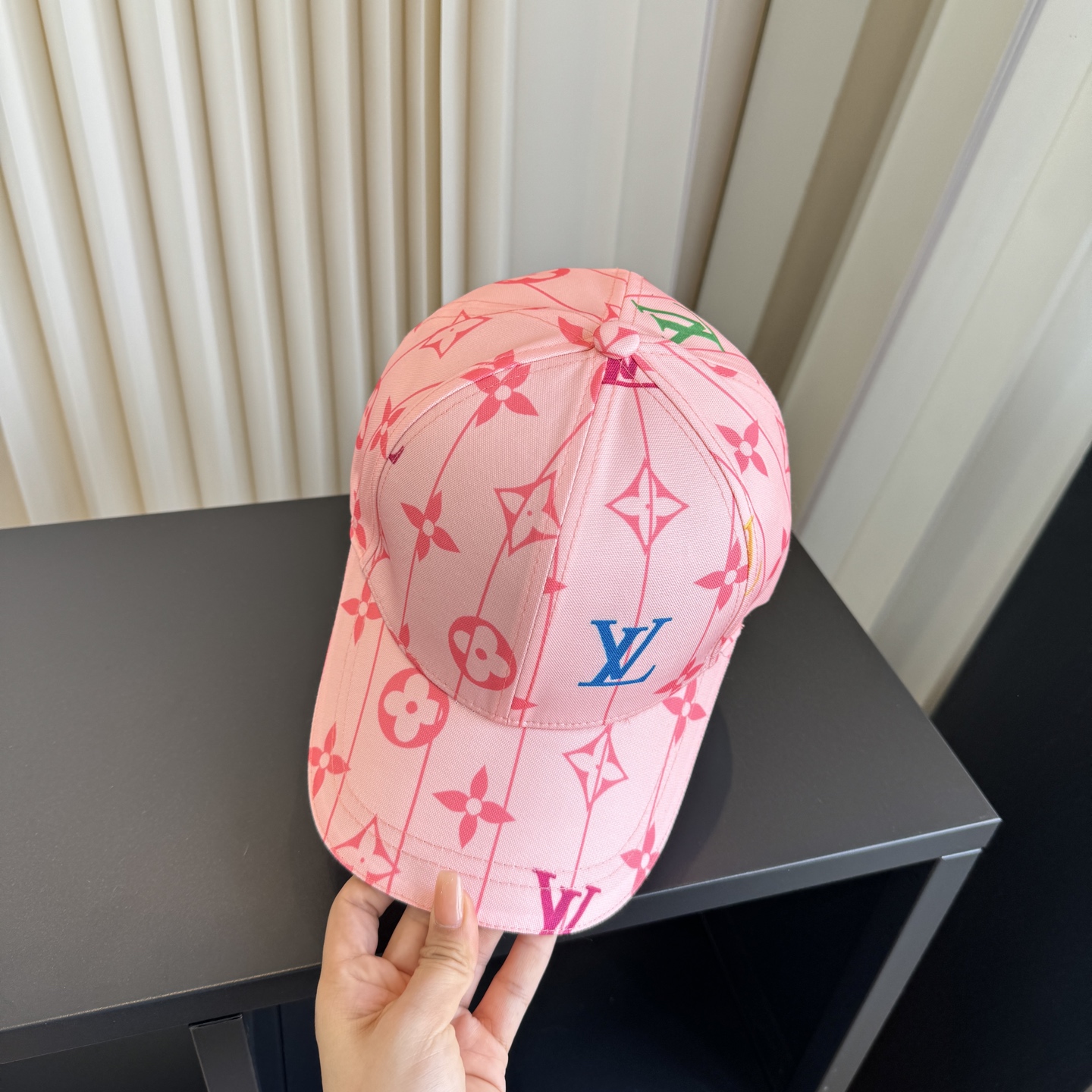 LV 高仿 女款 彩色字母印花棒球帽 粉色滿版時尚百搭款