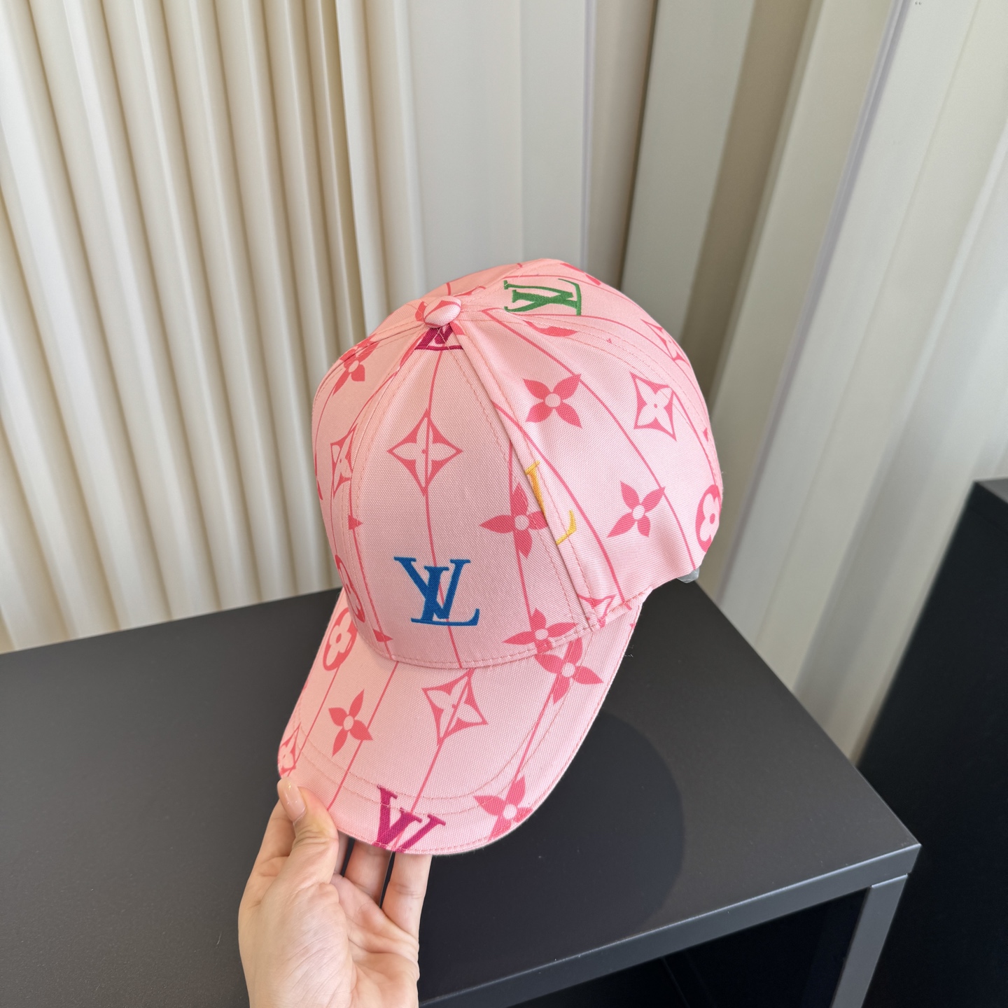 LV 高仿 女款 彩色字母印花棒球帽 粉色滿版時尚百搭款
