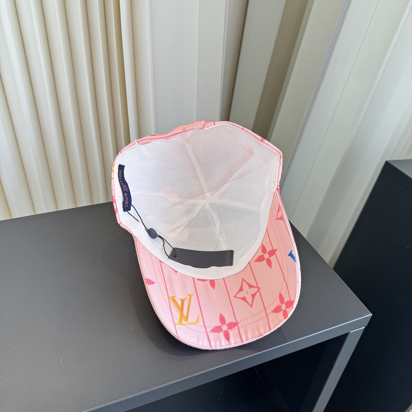 LV 高仿 女款 彩色字母印花棒球帽 粉色滿版時尚百搭款
