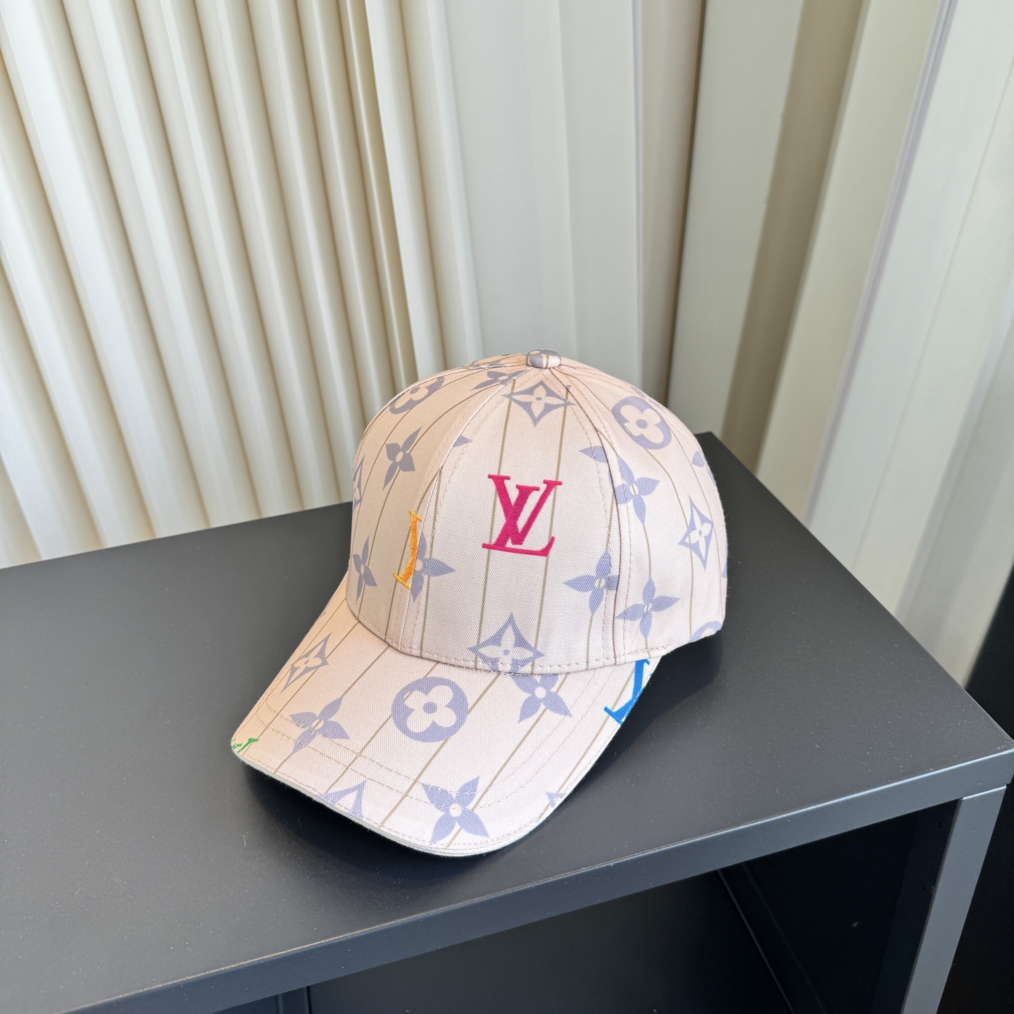 LV 原單 女款 彩色字母印花棒球帽 米色經典時尚款| 13 LV 原單 女款 彩色字母印花棒球帽 米色經典時尚款