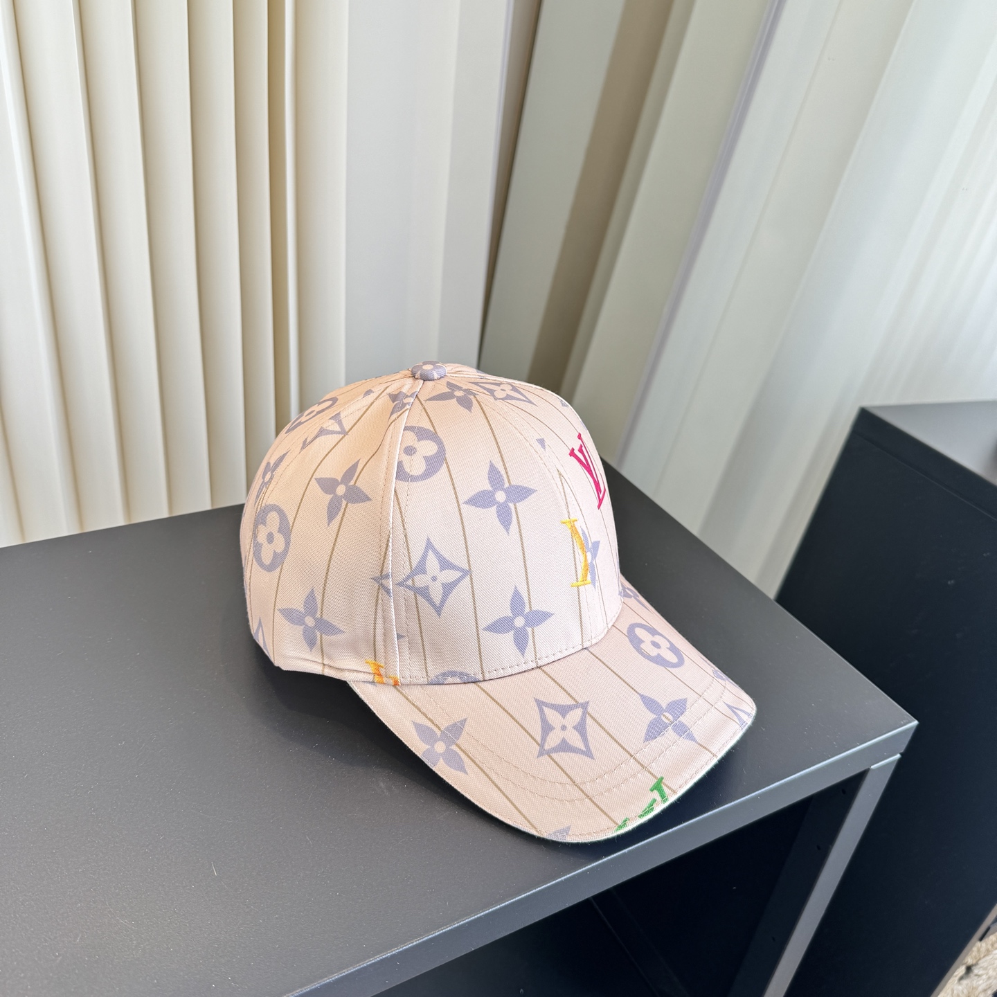 LV 原單 女款 彩色字母印花棒球帽 米色經典時尚款| 12 LV 原單 女款 彩色字母印花棒球帽 米色經典時尚款