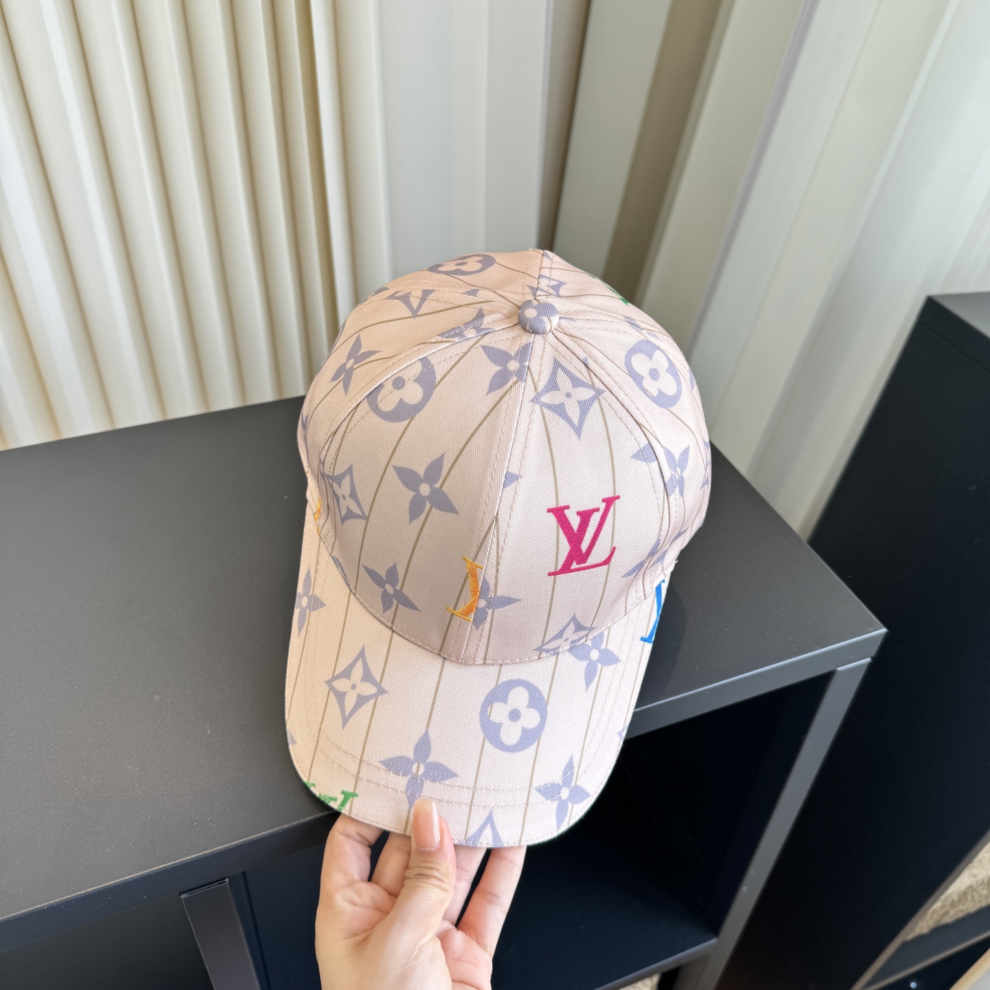LV 原單 女款 彩色字母印花棒球帽 米色經典時尚款| 11 LV 原單 女款 彩色字母印花棒球帽 米色經典時尚款