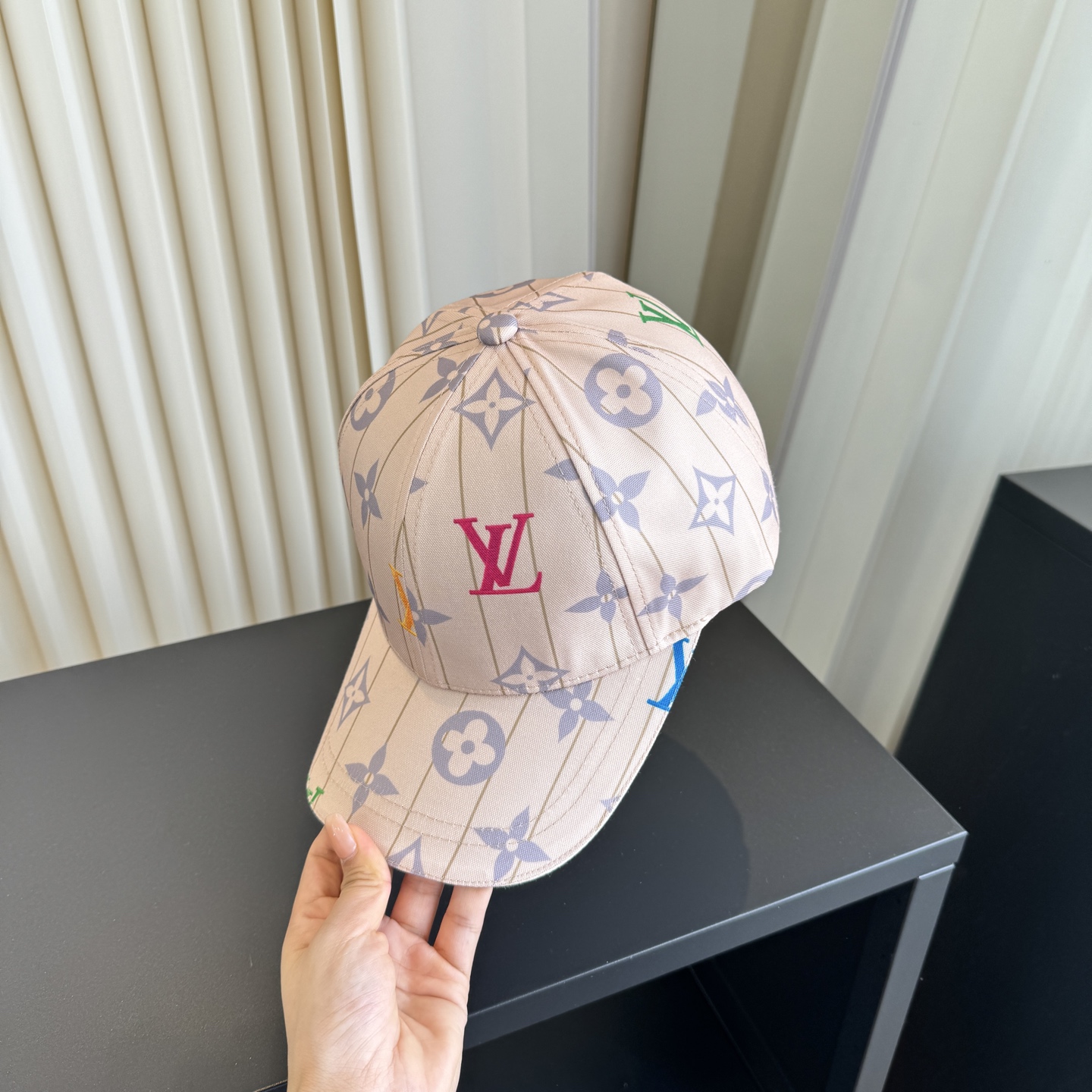 LV 原單 女款 彩色字母印花棒球帽 米色經典時尚款| 10 LV 原單 女款 彩色字母印花棒球帽 米色經典時尚款