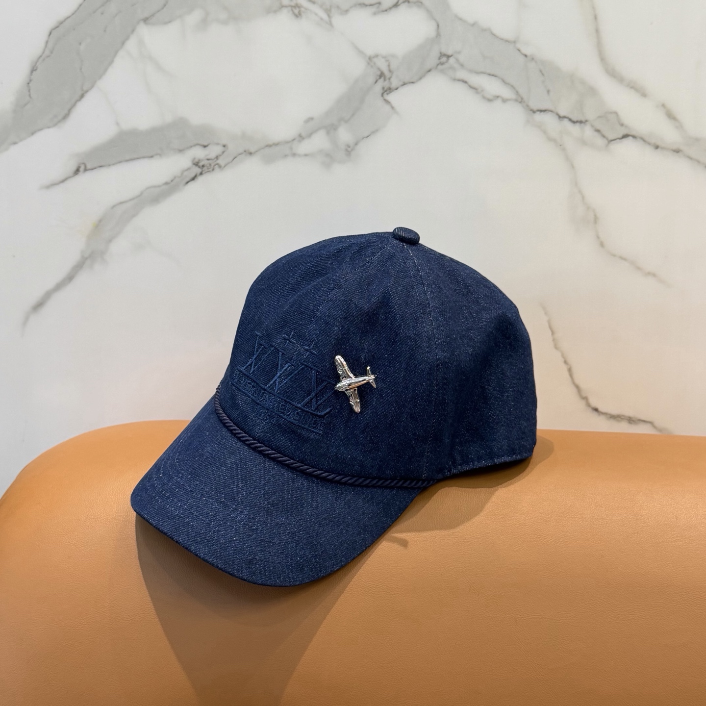 LV A貨 男女款 丹寧飛機裝飾棒球帽 深藍牛仔潮流款| 8 LV A貨 男女款 丹寧飛機裝飾棒球帽 深藍牛仔潮流款