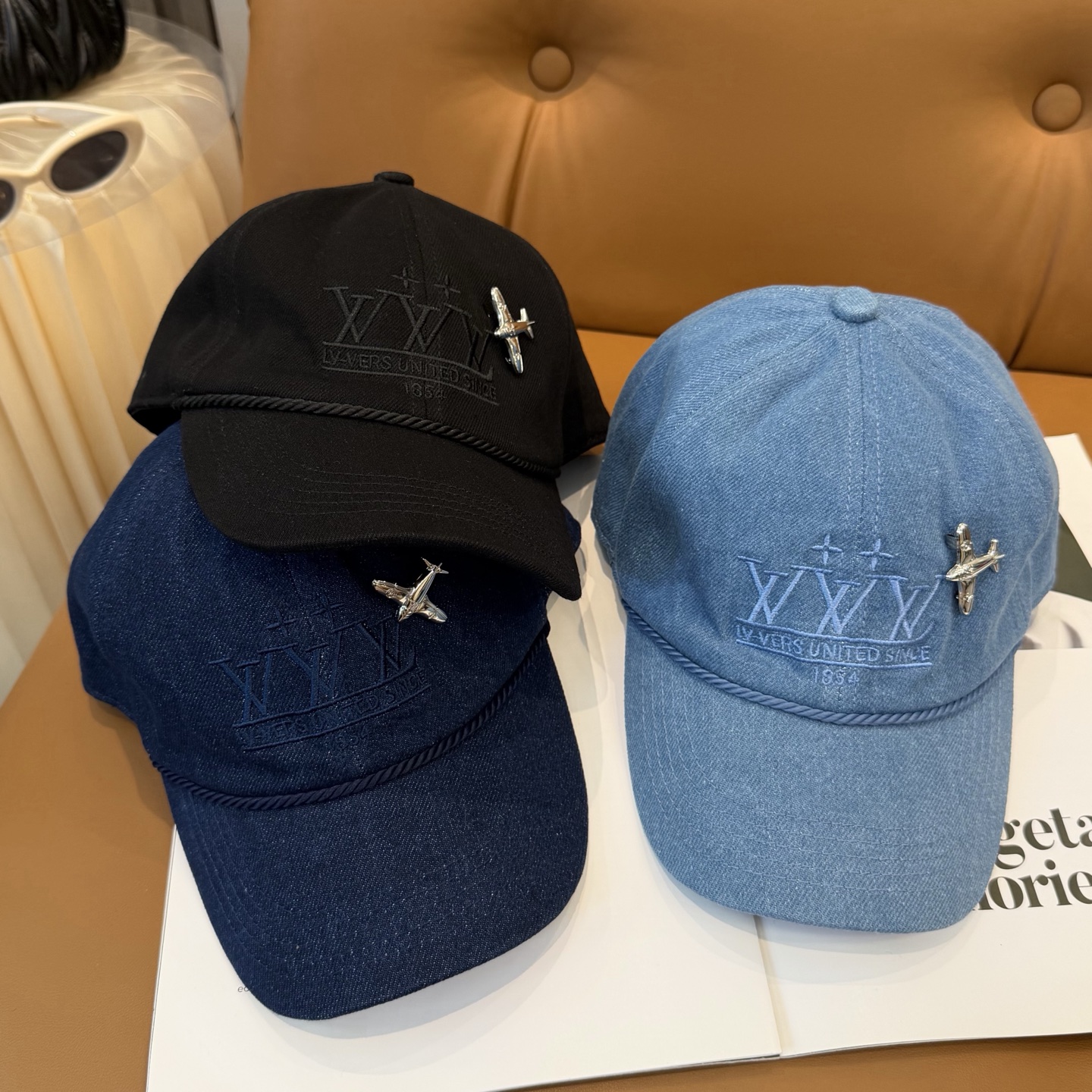 LV 高仿 男女款 丹寧飛機裝飾棒球帽 水洗藍休閒百搭款| 14 LV 高仿 男女款 丹寧飛機裝飾棒球帽 水洗藍休閒百搭款